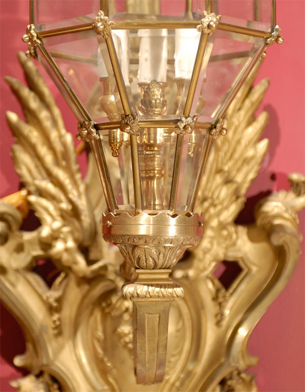 20ième siècle Paire d'appliques en bronze doré avec lanternes en vente