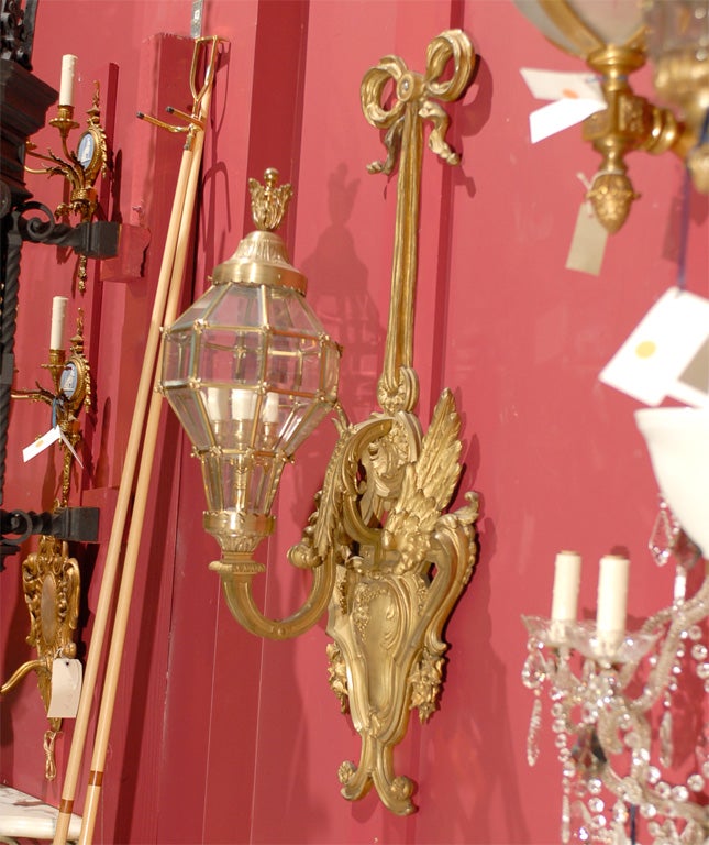 Paire d'appliques en bronze doré avec lanternes en vente 1