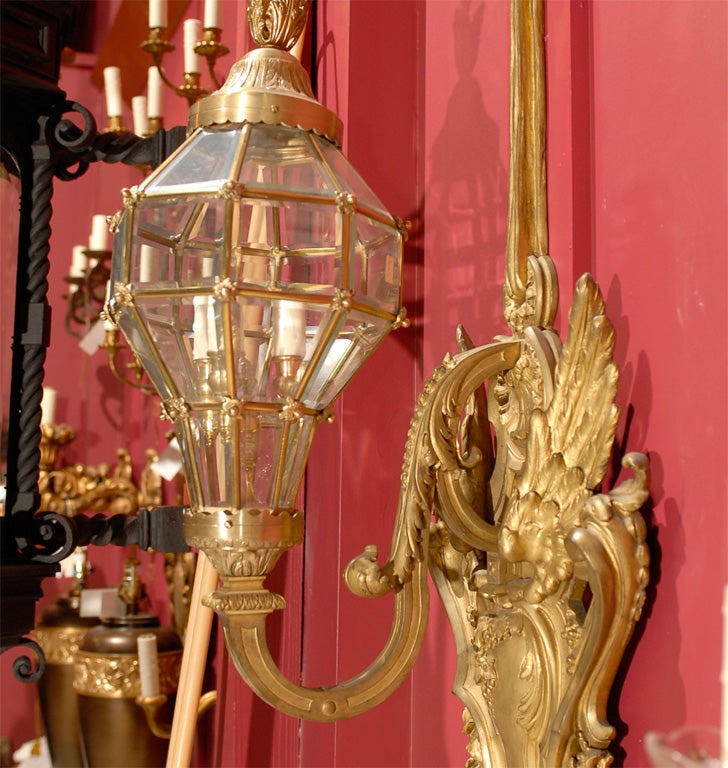 Paire d'appliques en bronze doré avec lanternes en vente 2