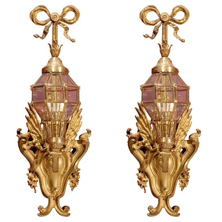 Paire d'appliques en bronze doré avec lanternes en vente