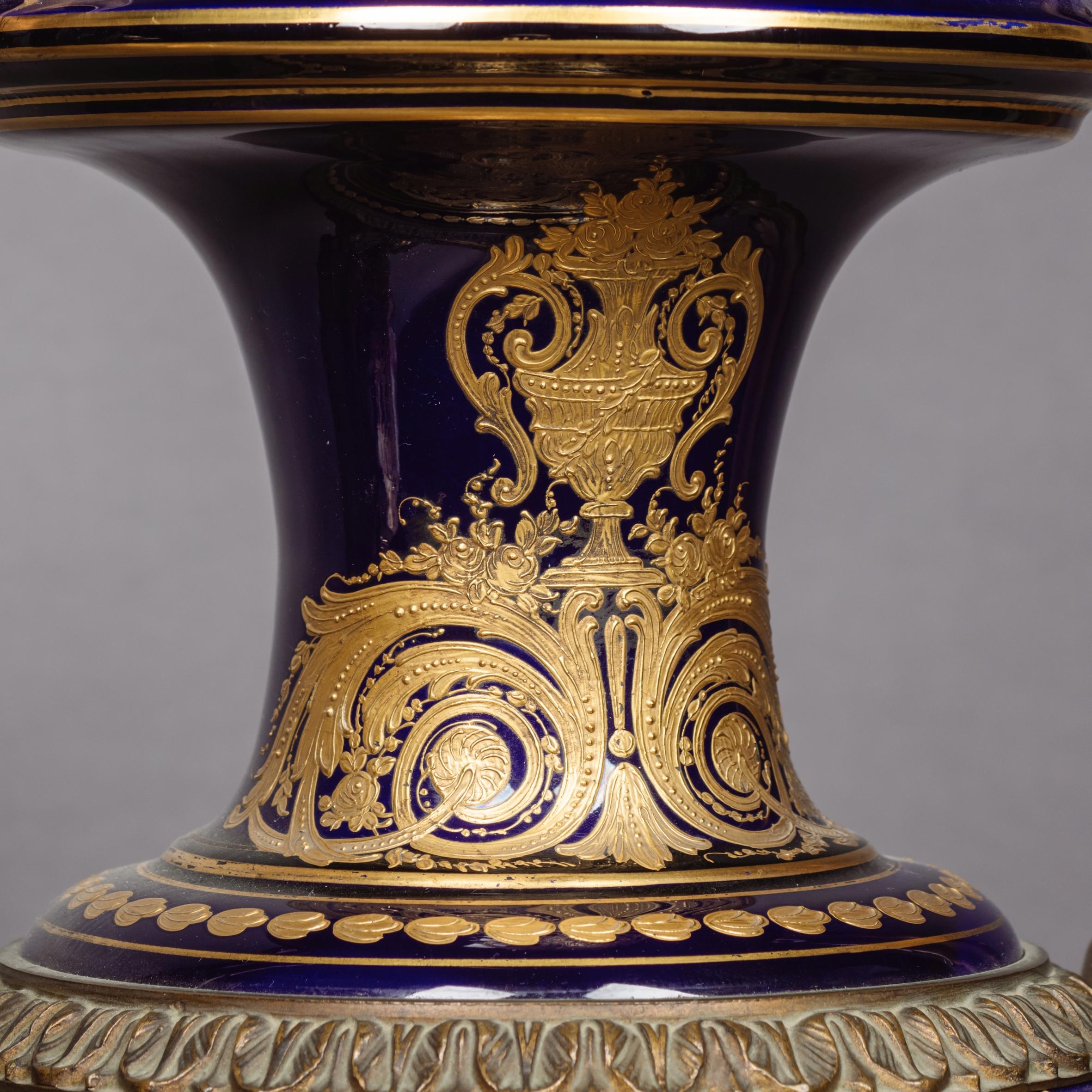 Paire de vases et couvercles en porcelaine de style Sèvres en bronze doré en vente 4