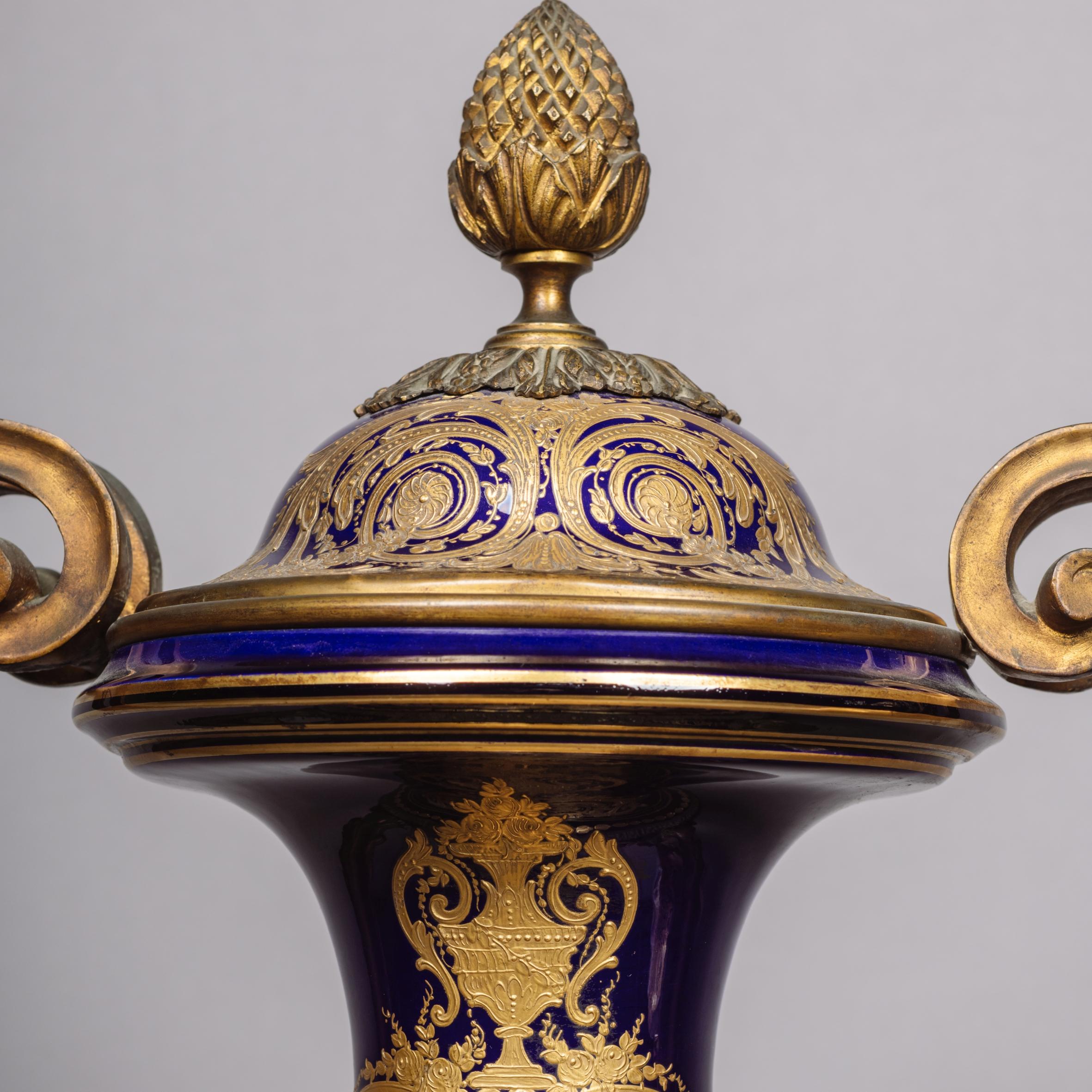 Paire de vases et couvercles en porcelaine de style Sèvres en bronze doré en vente 5