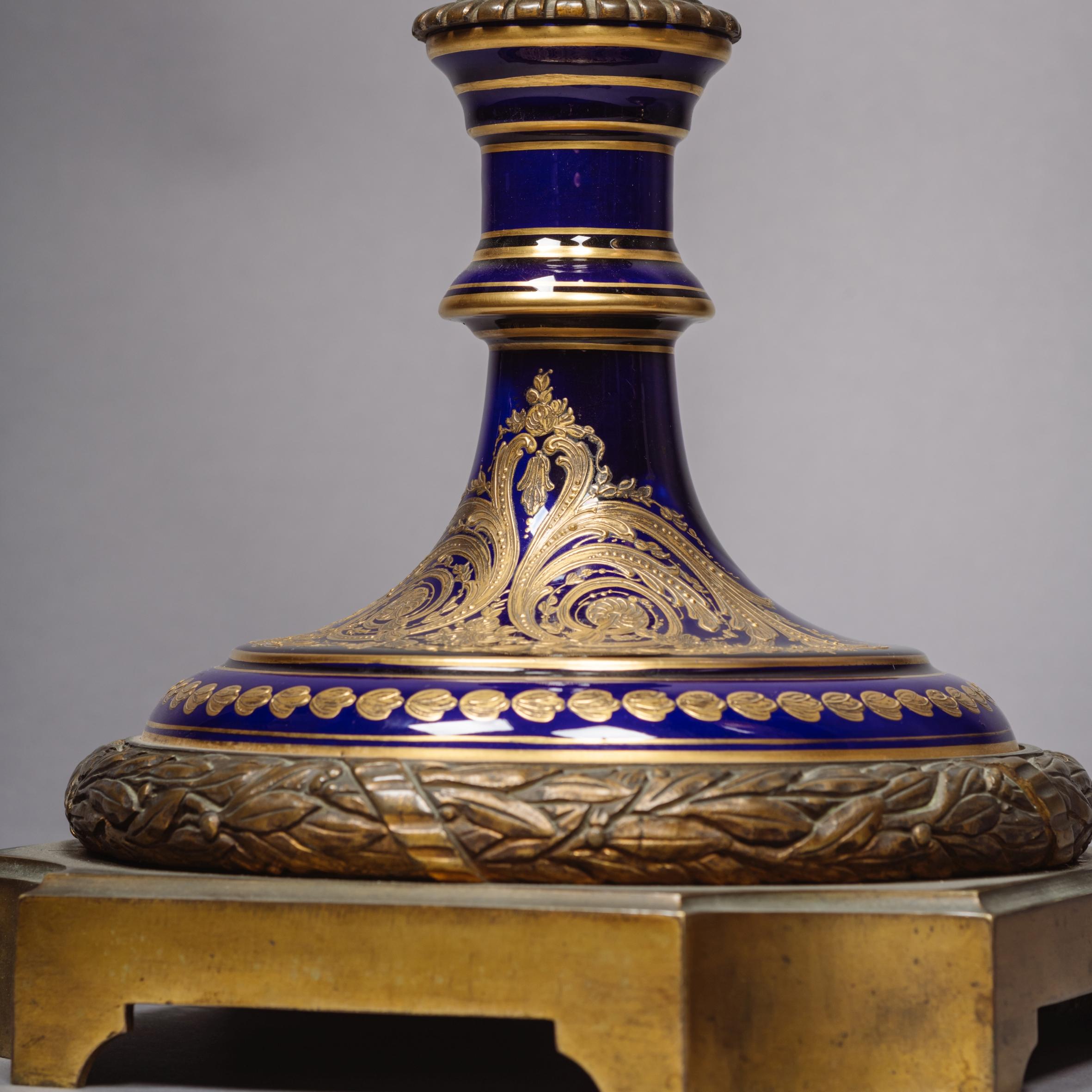 Paar vergoldet-bronzene Porzellanvasen und Deckel im Sèvres-Stil im Angebot 7