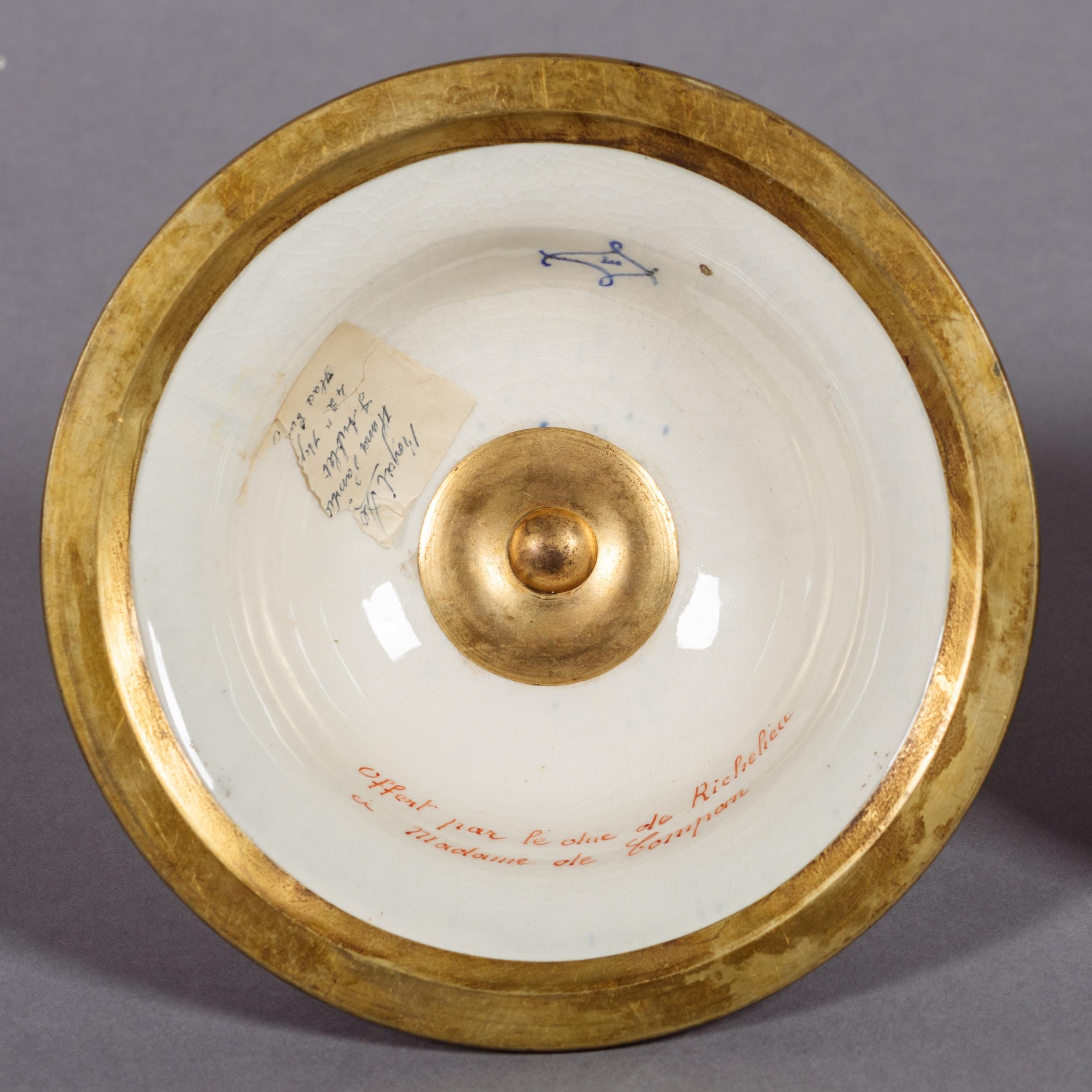 Paar vergoldet-bronzene Porzellanvasen und Deckel im Sèvres-Stil im Angebot 8