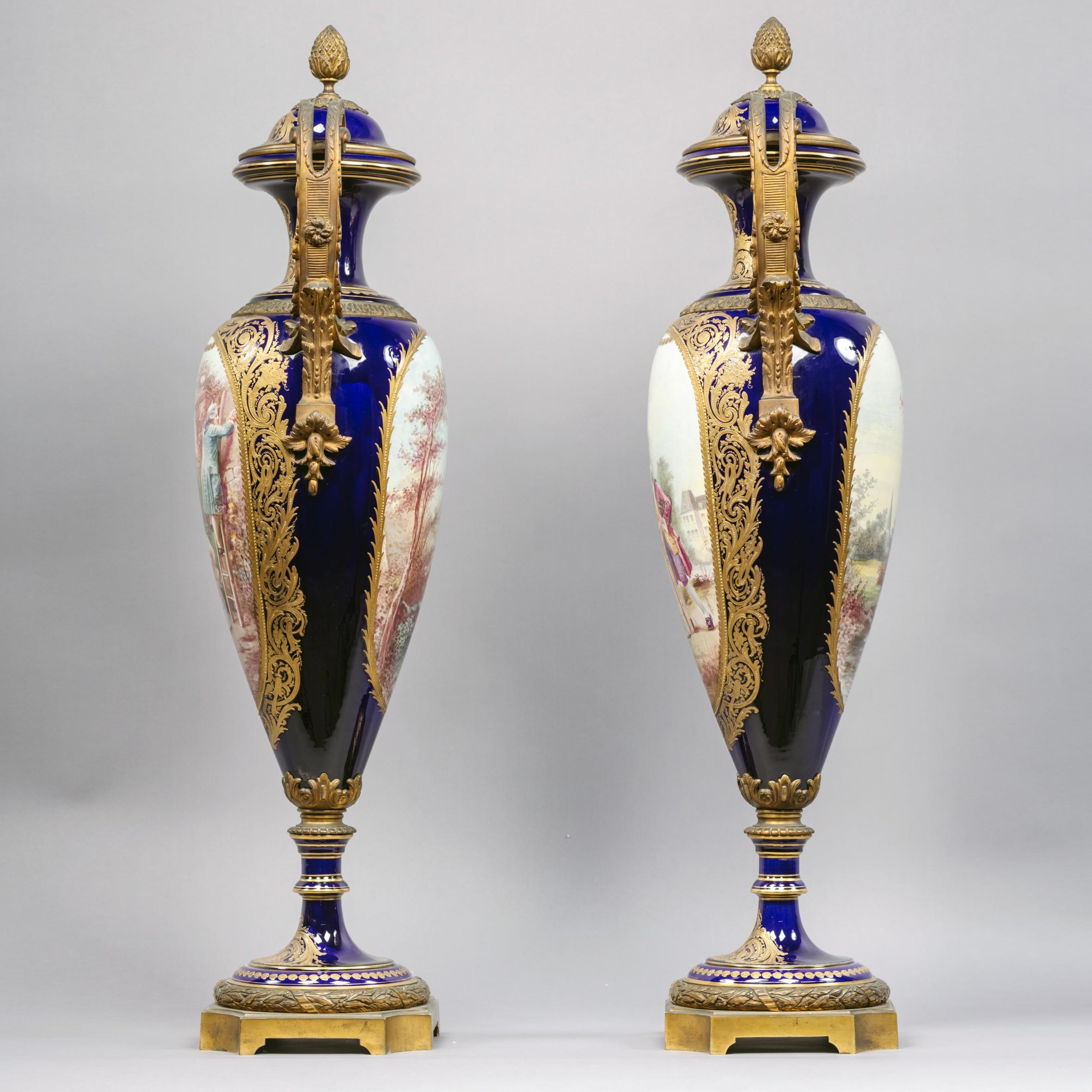 Paar vergoldet-bronzene Porzellanvasen und Deckel im Sèvres-Stil (Louis XVI.) im Angebot