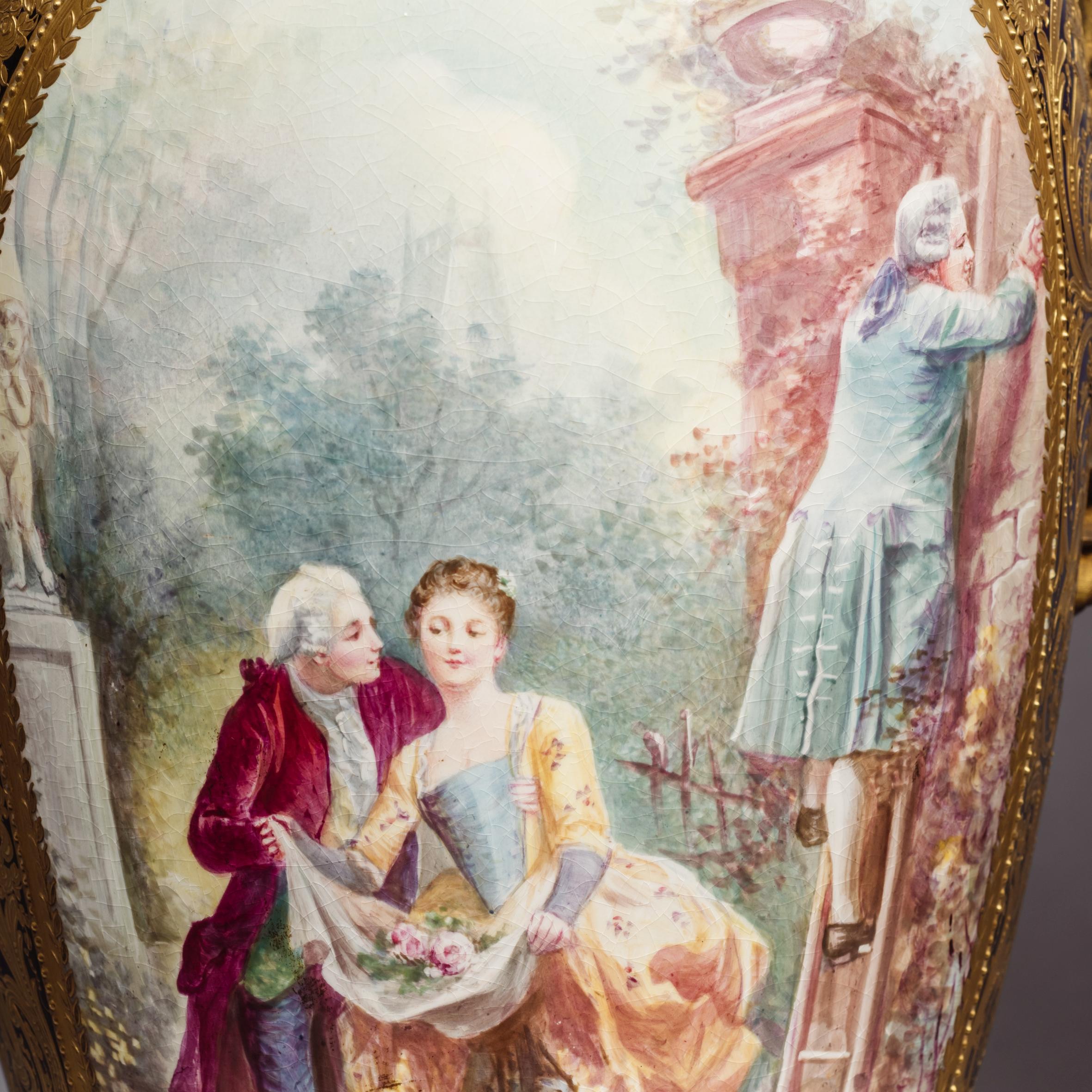 XIXe siècle Paire de vases et couvercles en porcelaine de style Sèvres en bronze doré en vente