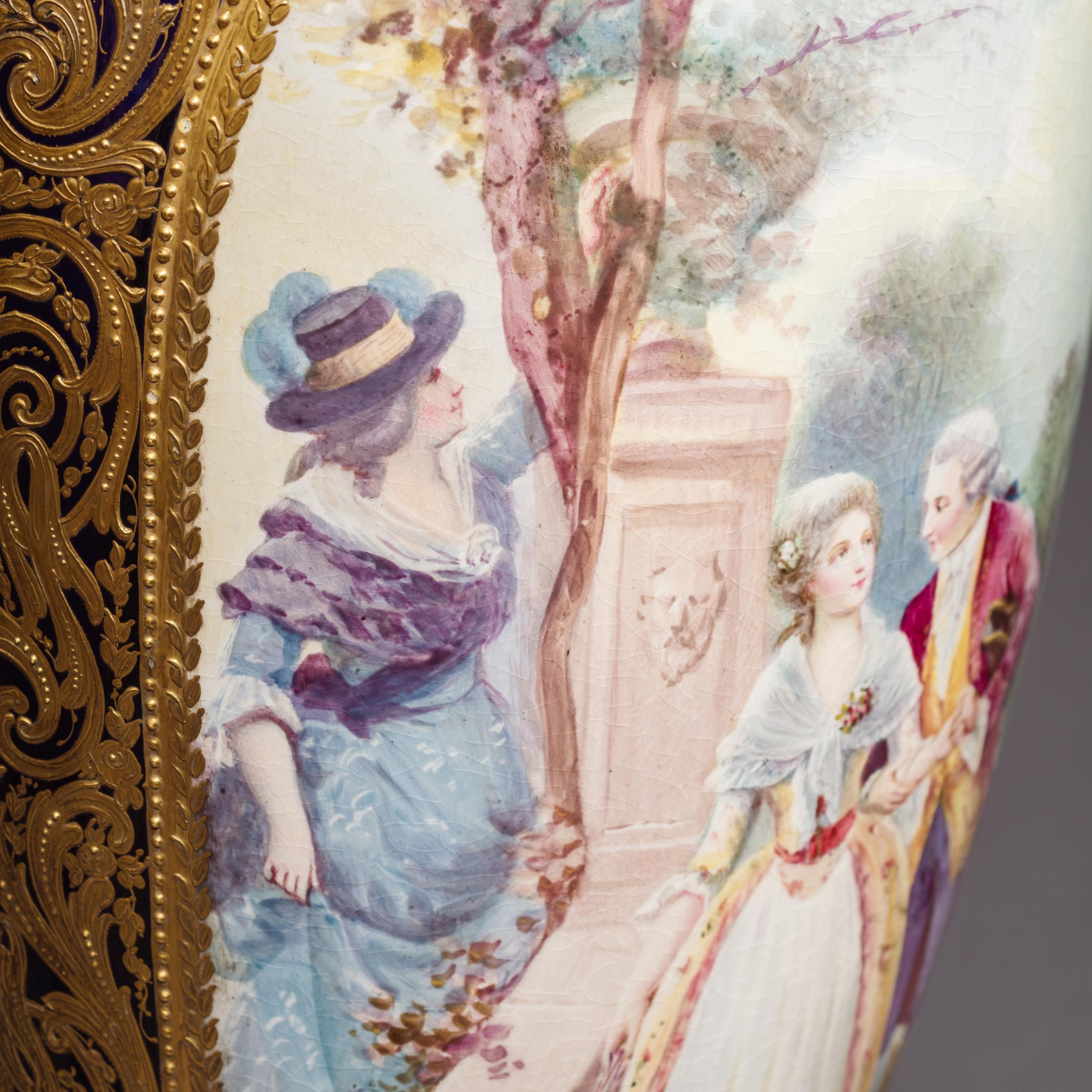 Porcelaine Paire de vases et couvercles en porcelaine de style Sèvres en bronze doré en vente