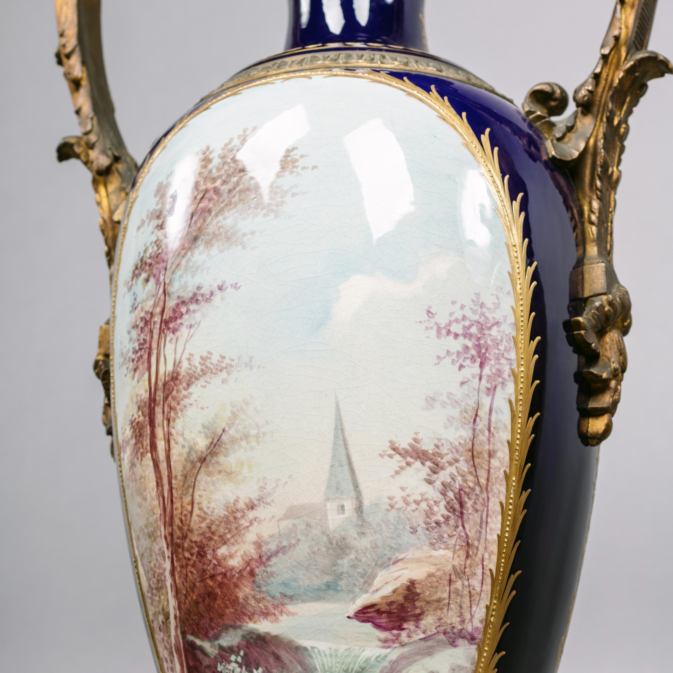 Paire de vases et couvercles en porcelaine de style Sèvres en bronze doré en vente 1