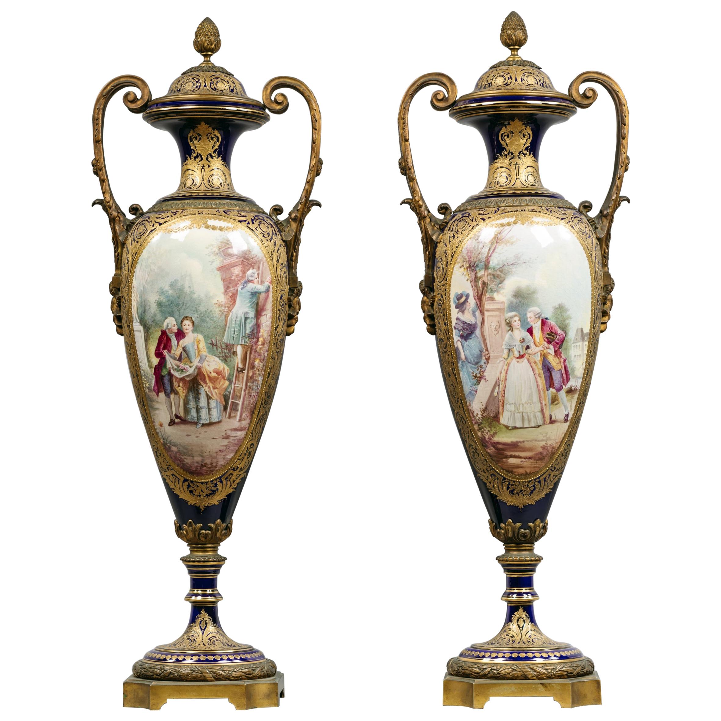 Paire de vases et couvercles en porcelaine de style Sèvres en bronze doré en vente