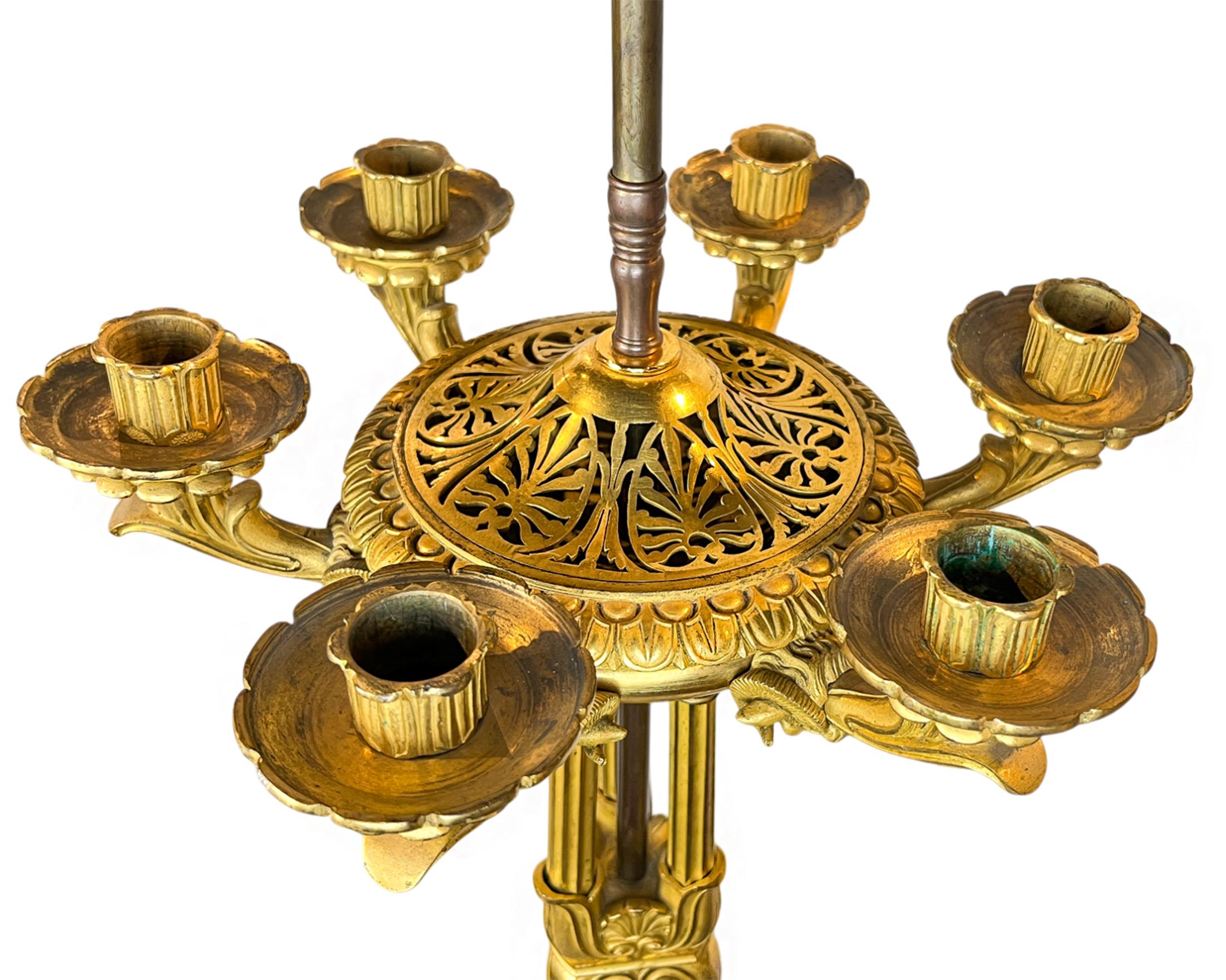 Pareja de Candelabros Neoclásicos de Bronce Dorado de Seis Luces, Montados como Lámparas Francés en venta