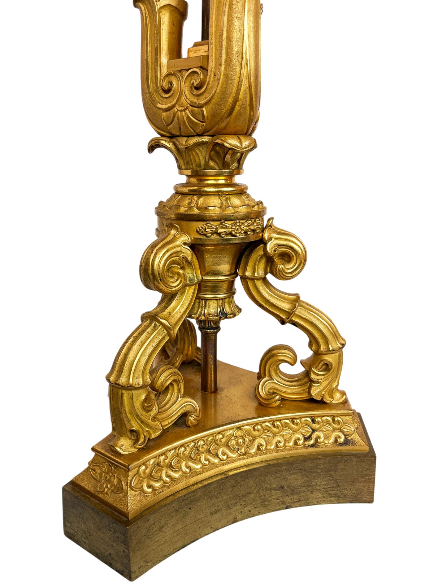 Pareja de Candelabros Neoclásicos de Bronce Dorado de Seis Luces, Montados como Lámparas Vaciado en venta