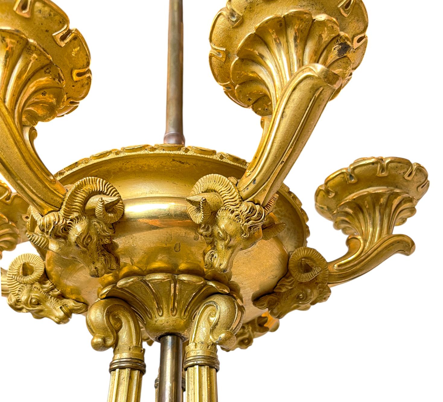 Pareja de Candelabros Neoclásicos de Bronce Dorado de Seis Luces, Montados como Lámparas en Bueno estado para la venta en New York, NY