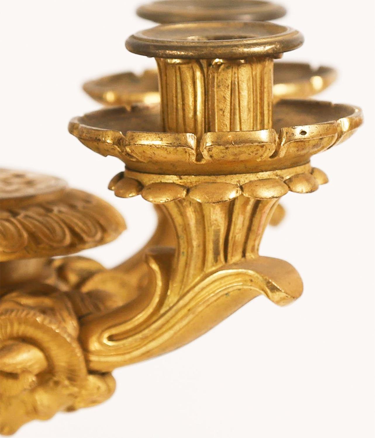 Pareja de Candelabros Neoclásicos de Bronce Dorado de Seis Luces, Montados como Lámparas siglo XIX en venta
