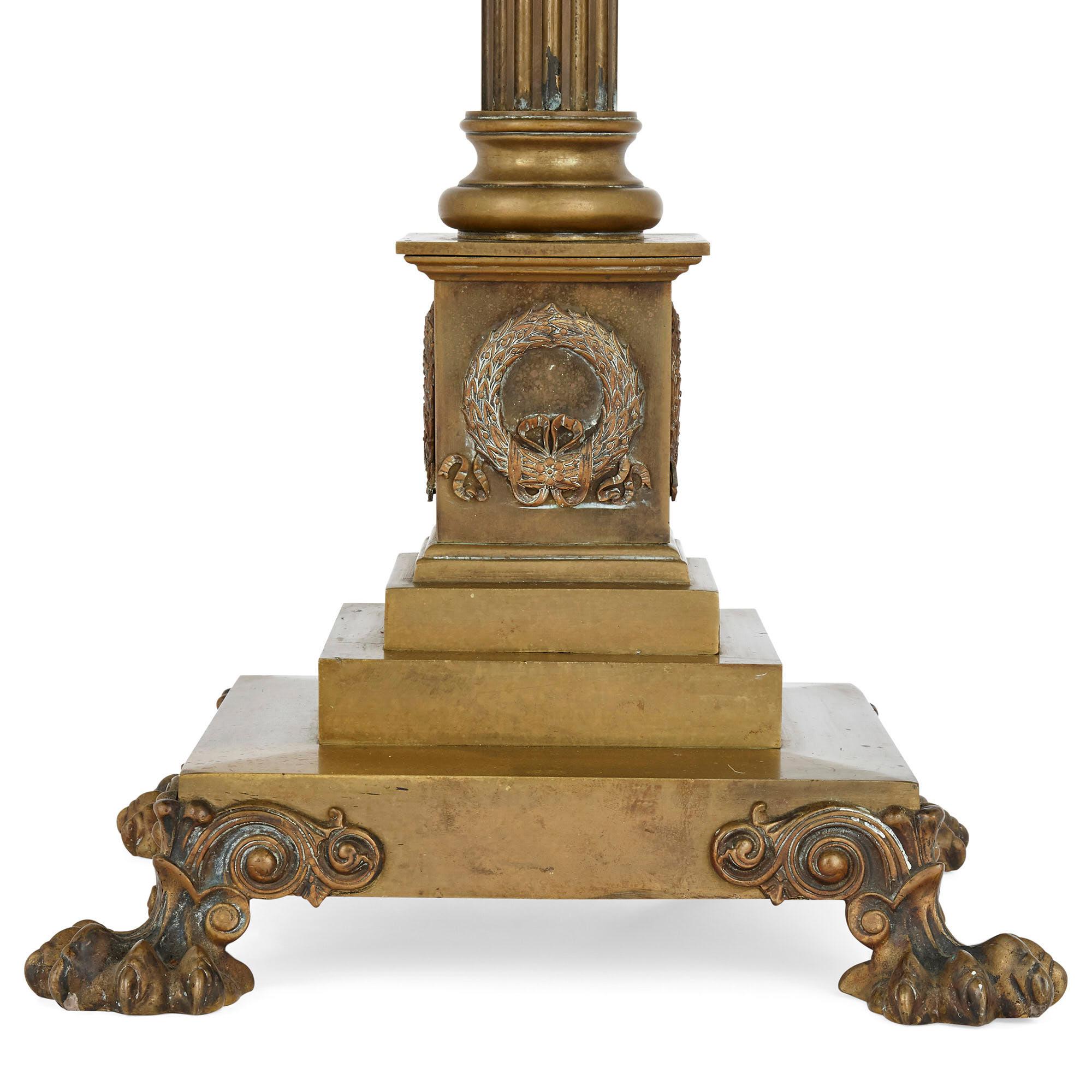 Ogni lampada da terra di questa coppia è realizzata in bronzo dorato e progettata in stile neoclassico per imitare l'aspetto di una colonna corinzia. Ogni lampada è formata da un fusto scanalato sormontato da un capitello corinzio, al di sopra del