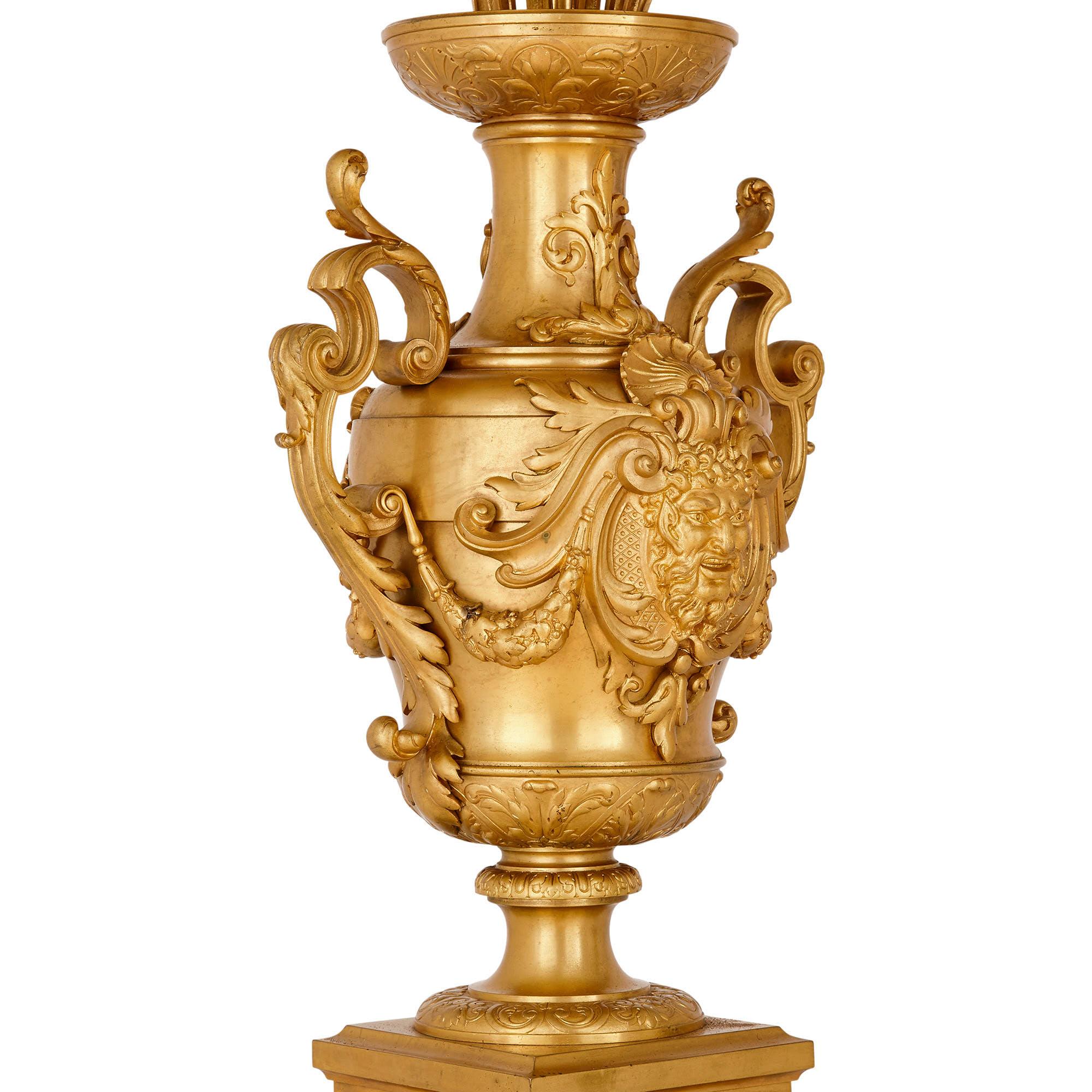 Doré Paire de chandeliers de table en bronze doré de Ferdinand Barbedienne en vente