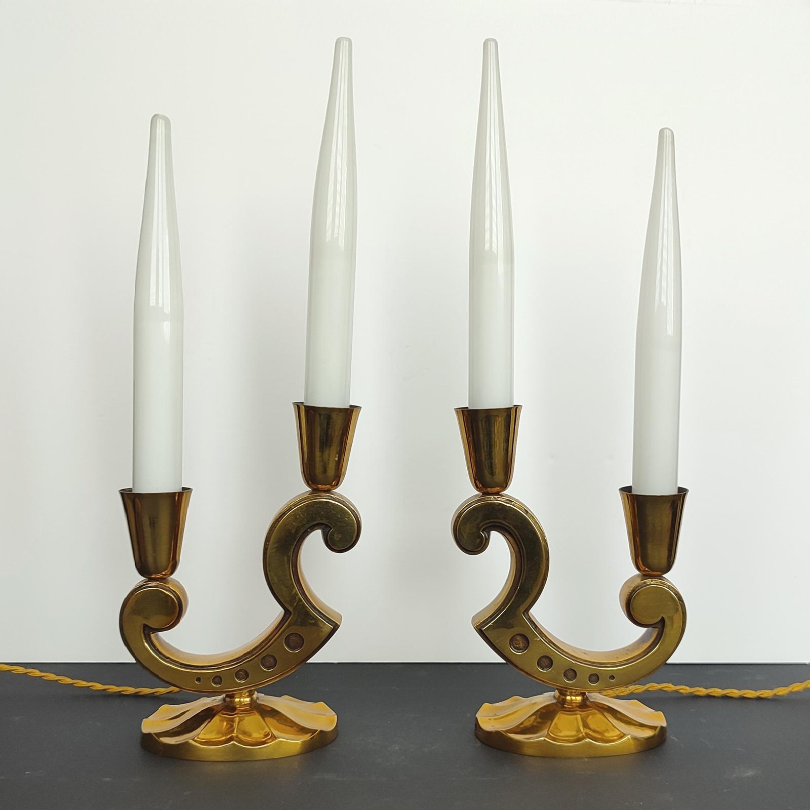 Paire de lampes de table en bronze doré de Marcel Guillemard, bronzier français réputé pour ses objets décoratifs finement moulés. 
Dimensions : 22x10x37 cm
Ces pièces sculpturales, marquées 