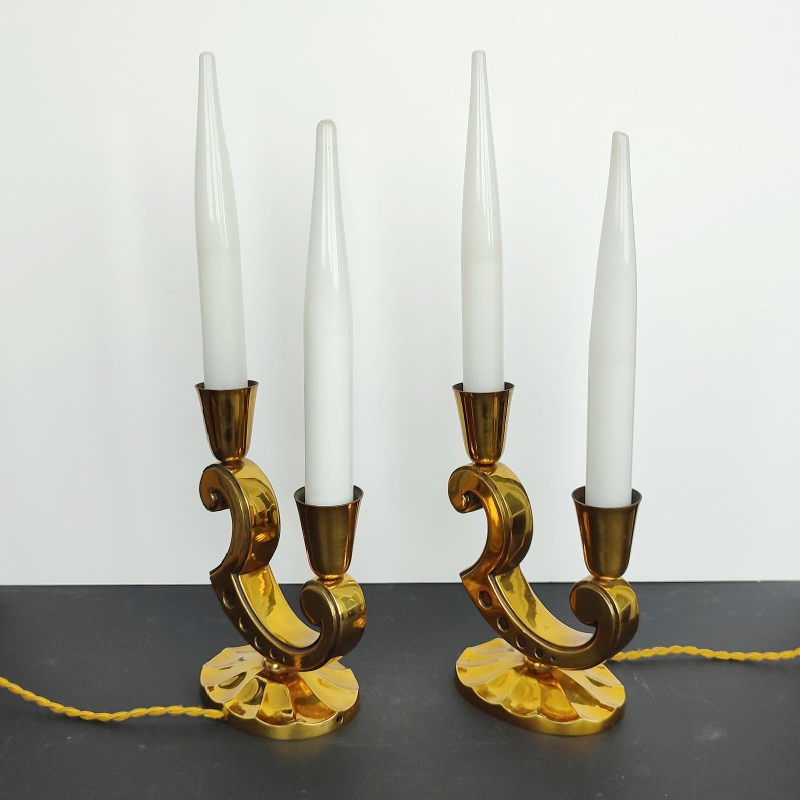 Paire de lampes de table en bronze doré de Marcel Guillemard avec abat-jour en opaline Bon état - En vente à Bochum, NRW