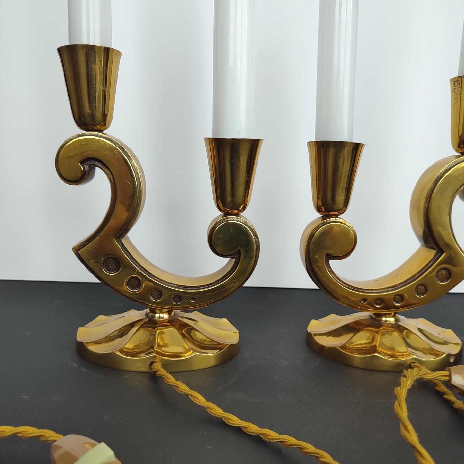 Paire de lampes de table en bronze doré de Marcel Guillemard avec abat-jour en opaline en vente 1