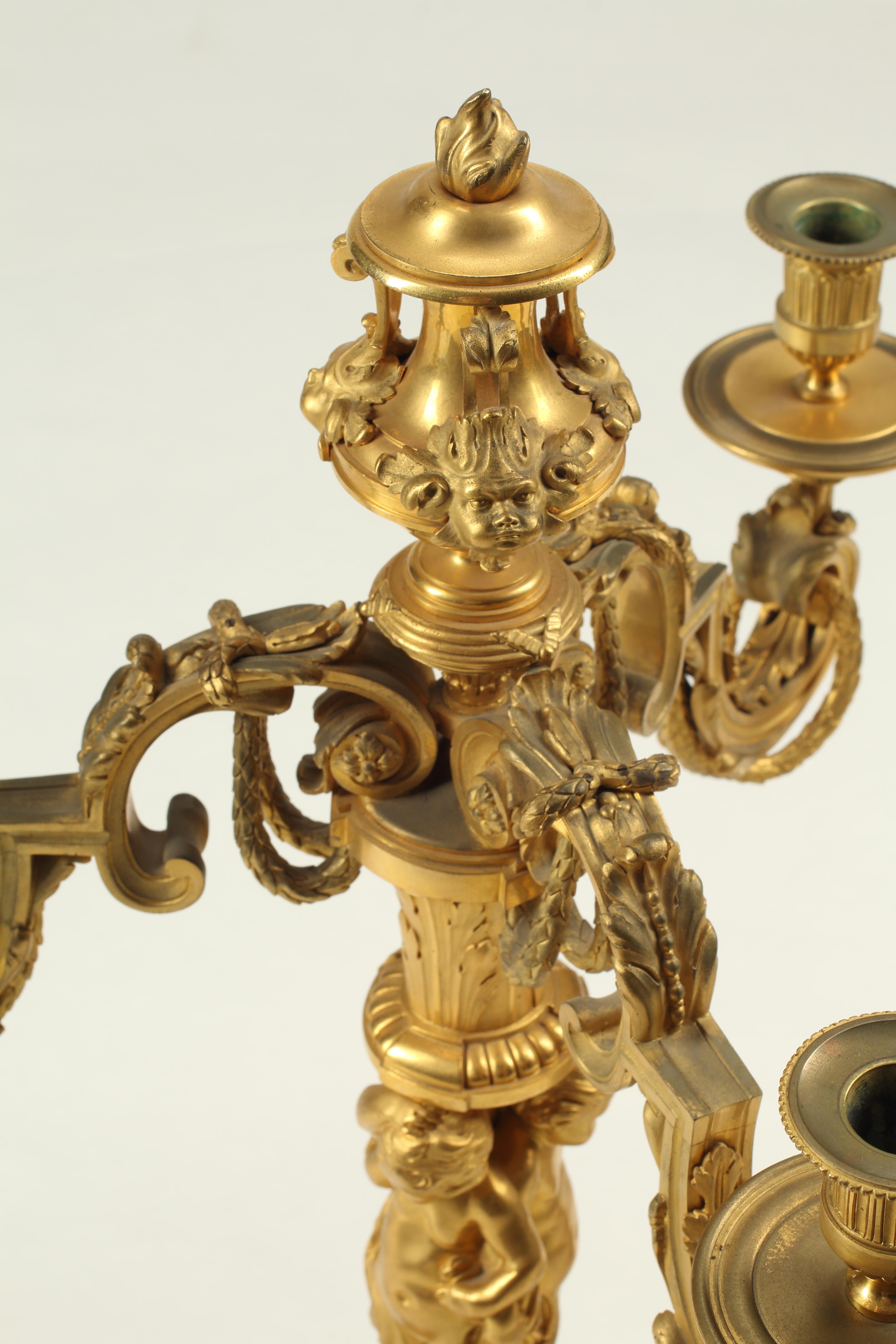 Coppia di candelabri a tre luci in bronzo dorato, XIX secolo, Francia In condizioni buone in vendita a El Monte, CA