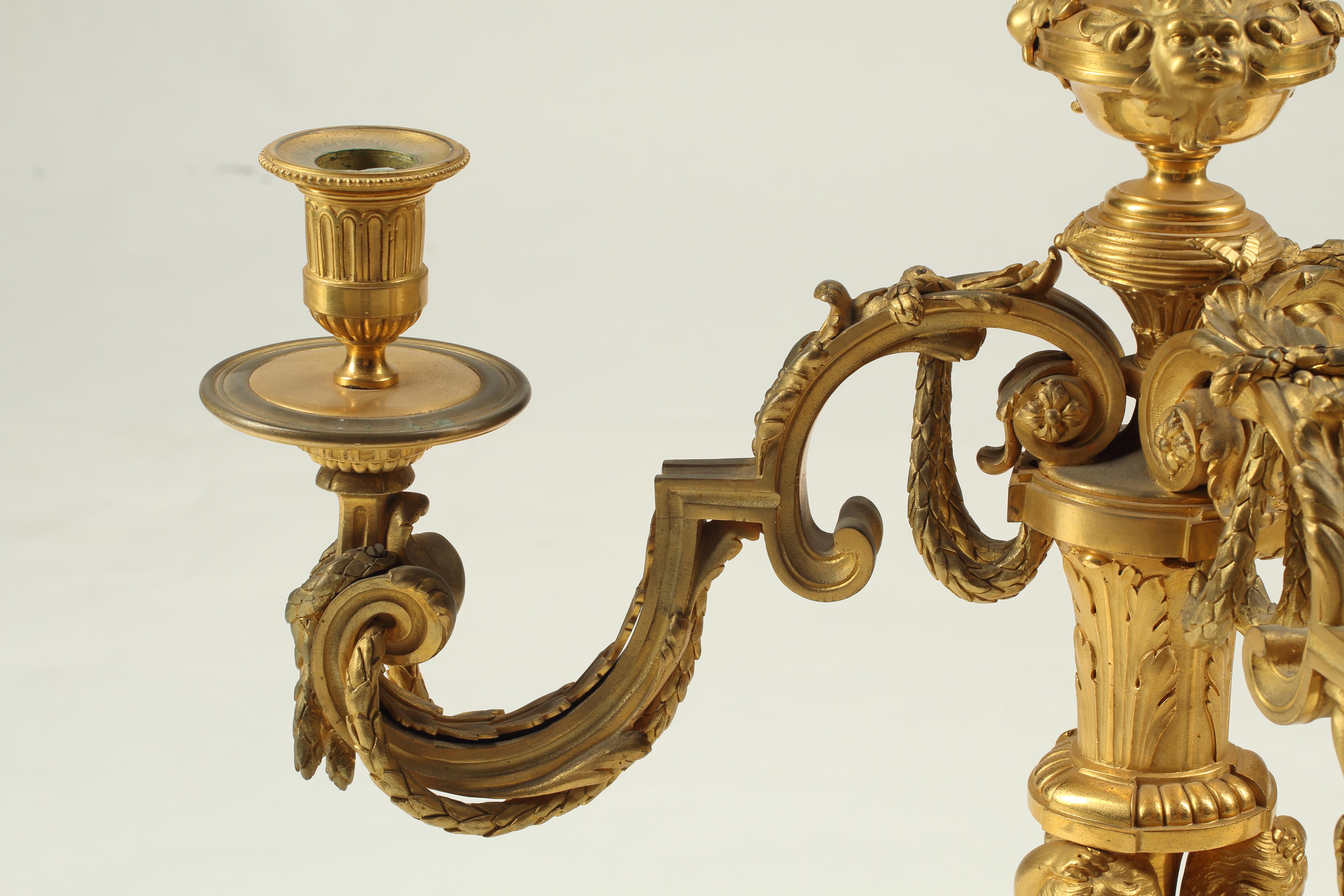 Bronzo Coppia di candelabri a tre luci in bronzo dorato, XIX secolo, Francia in vendita