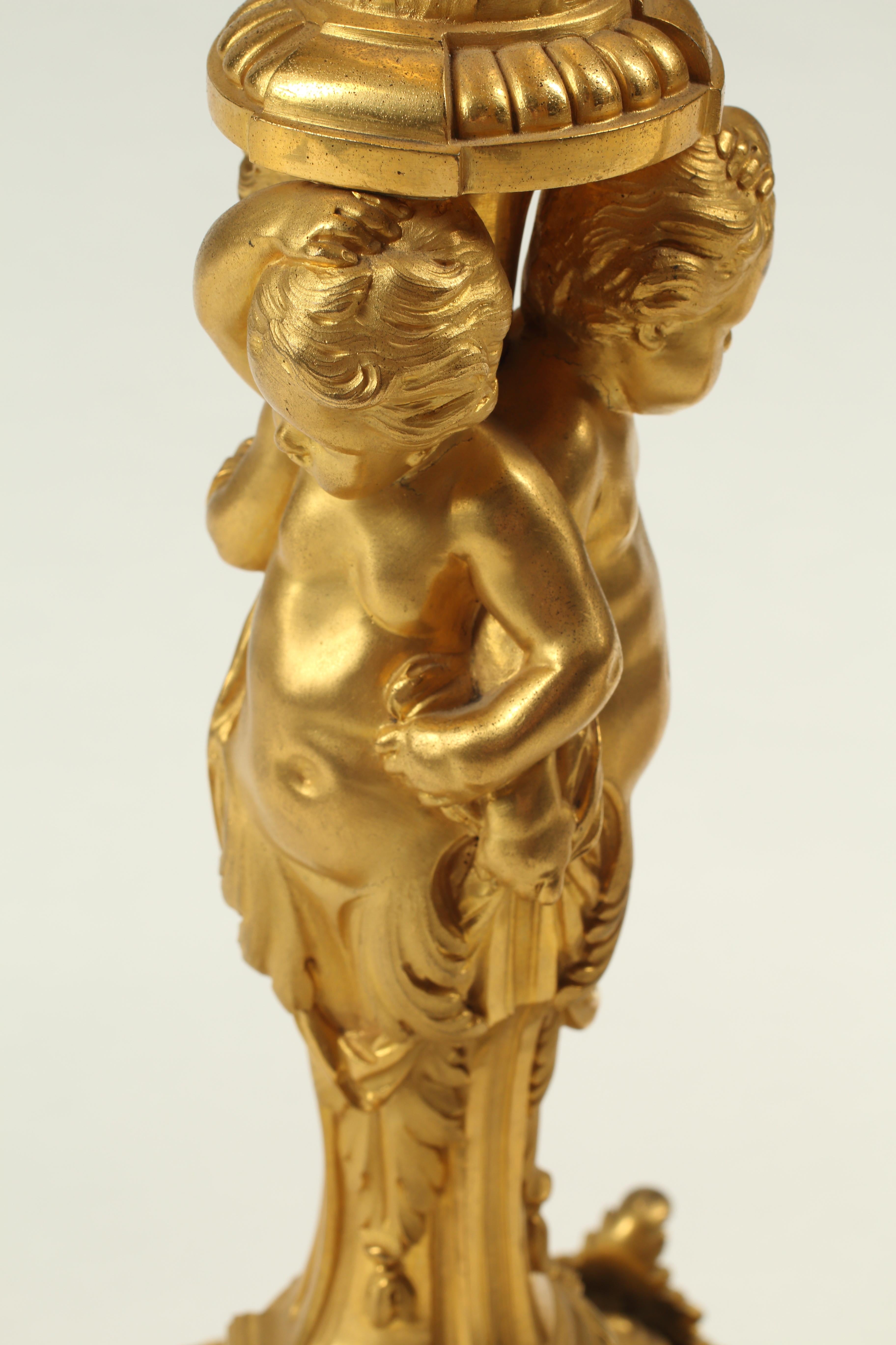 Coppia di candelabri a tre luci in bronzo dorato, XIX secolo, Francia in vendita 1