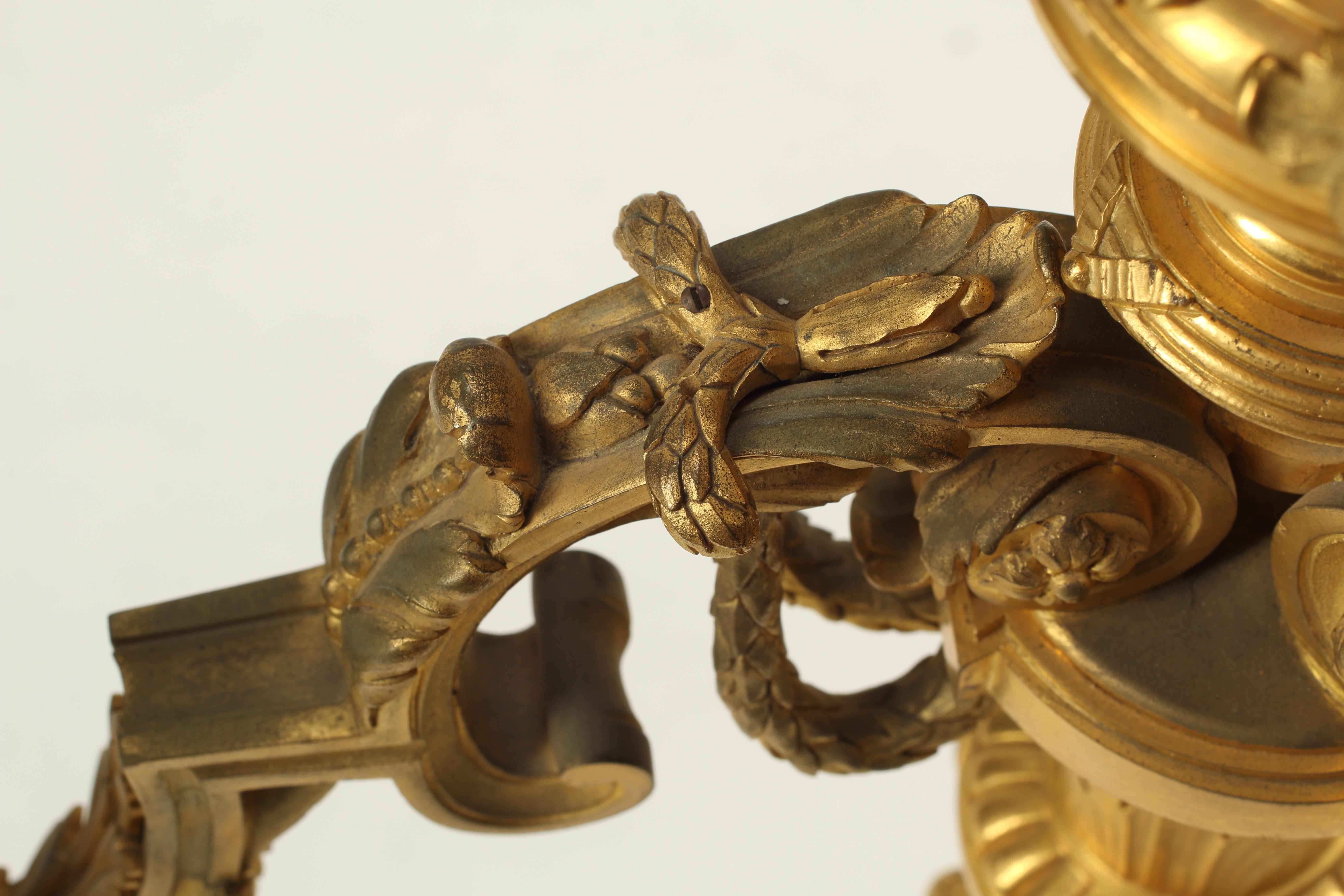 Coppia di candelabri a tre luci in bronzo dorato, XIX secolo, Francia in vendita 2