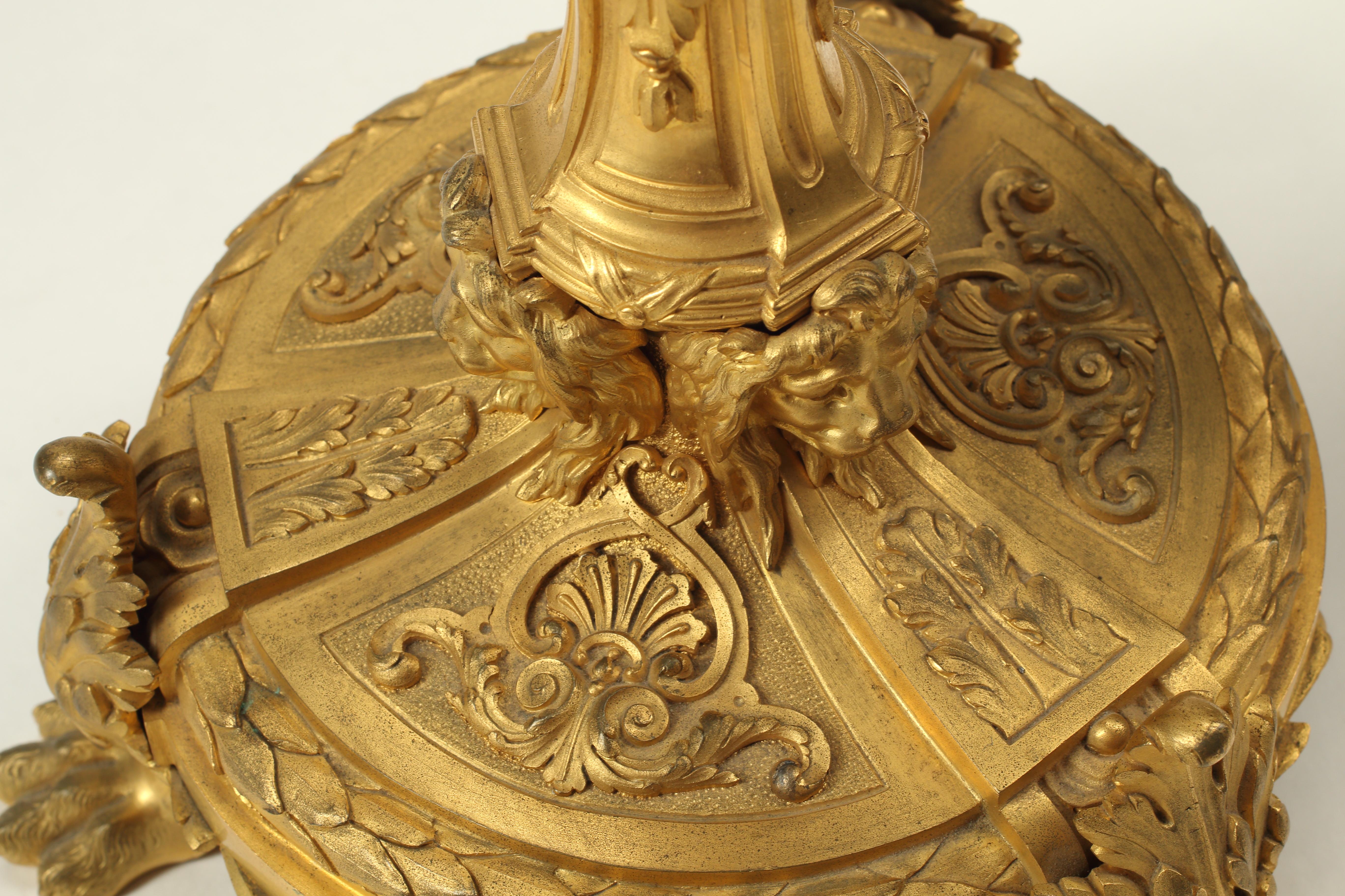 Coppia di candelabri a tre luci in bronzo dorato, XIX secolo, Francia in vendita 3