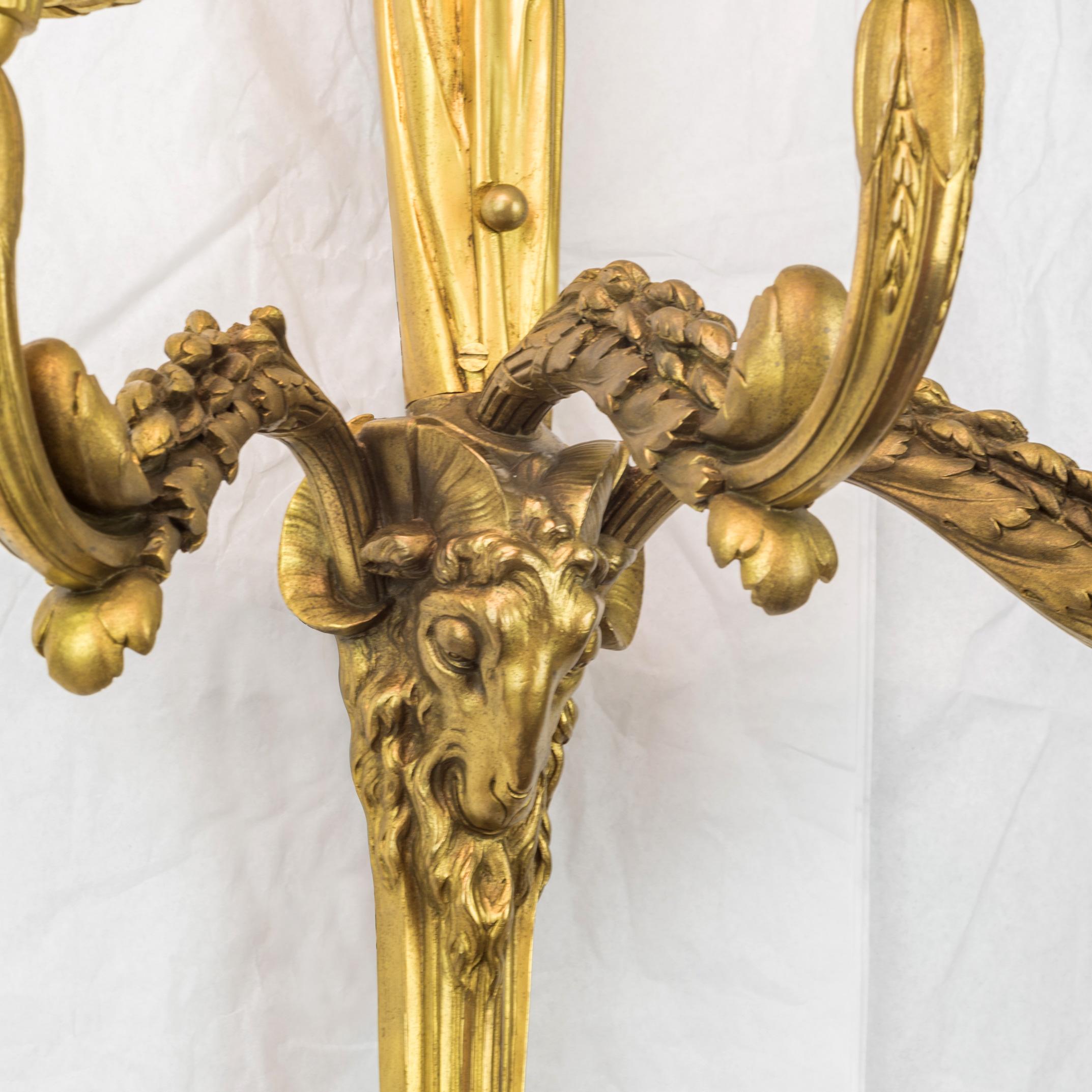 Paar dreiflammige Wandleuchter aus vergoldeter Bronze (Französisch) im Angebot