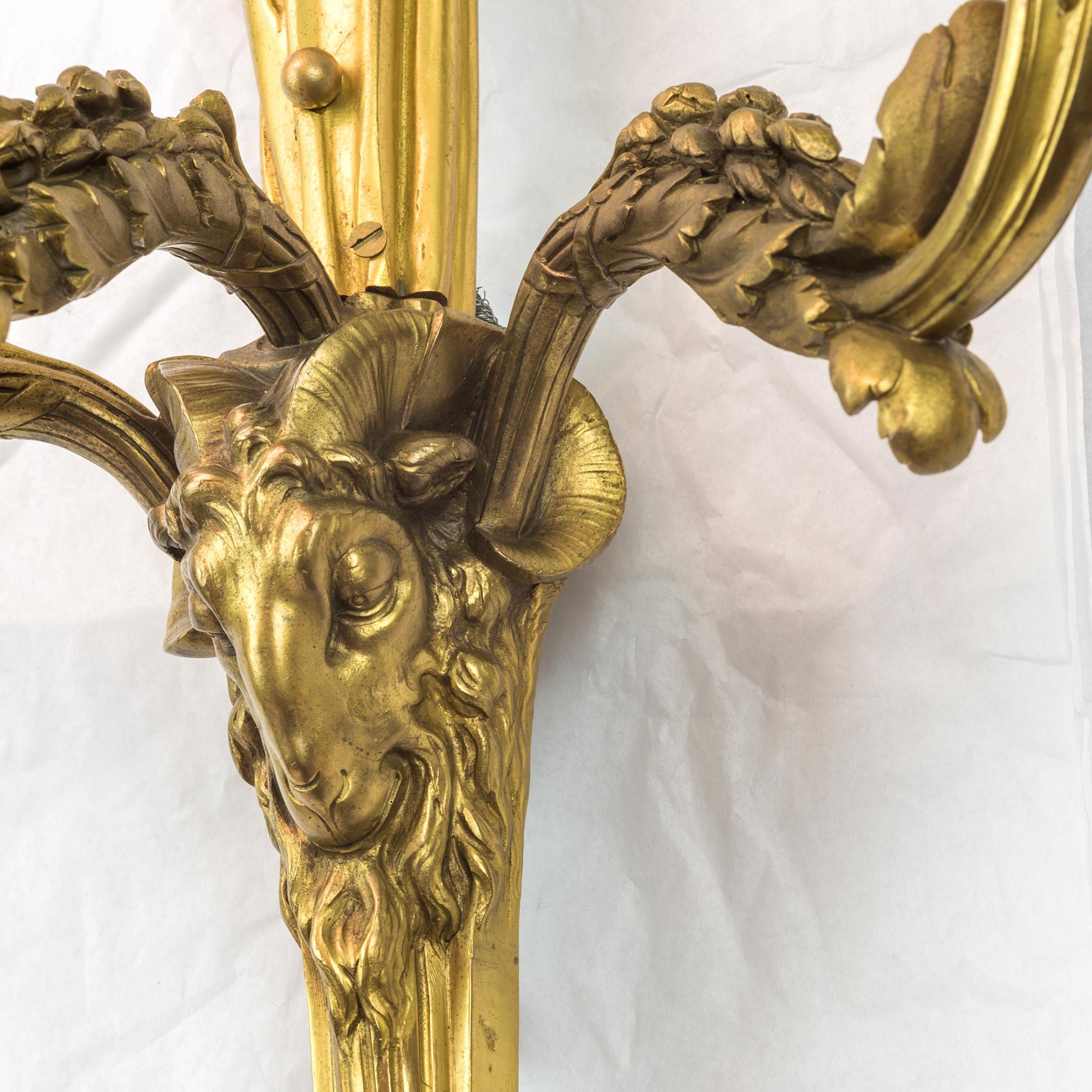 Paar dreiflammige Wandleuchter aus vergoldeter Bronze (Vergoldet) im Angebot