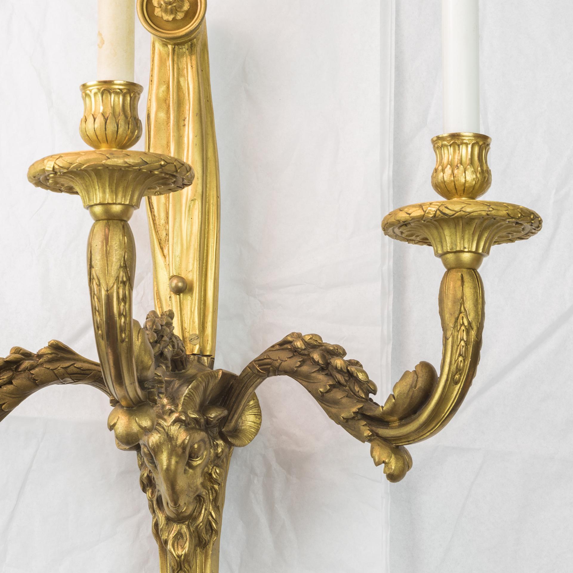 XIXe siècle Paire d'appliques à trois lumières en bronze doré en vente