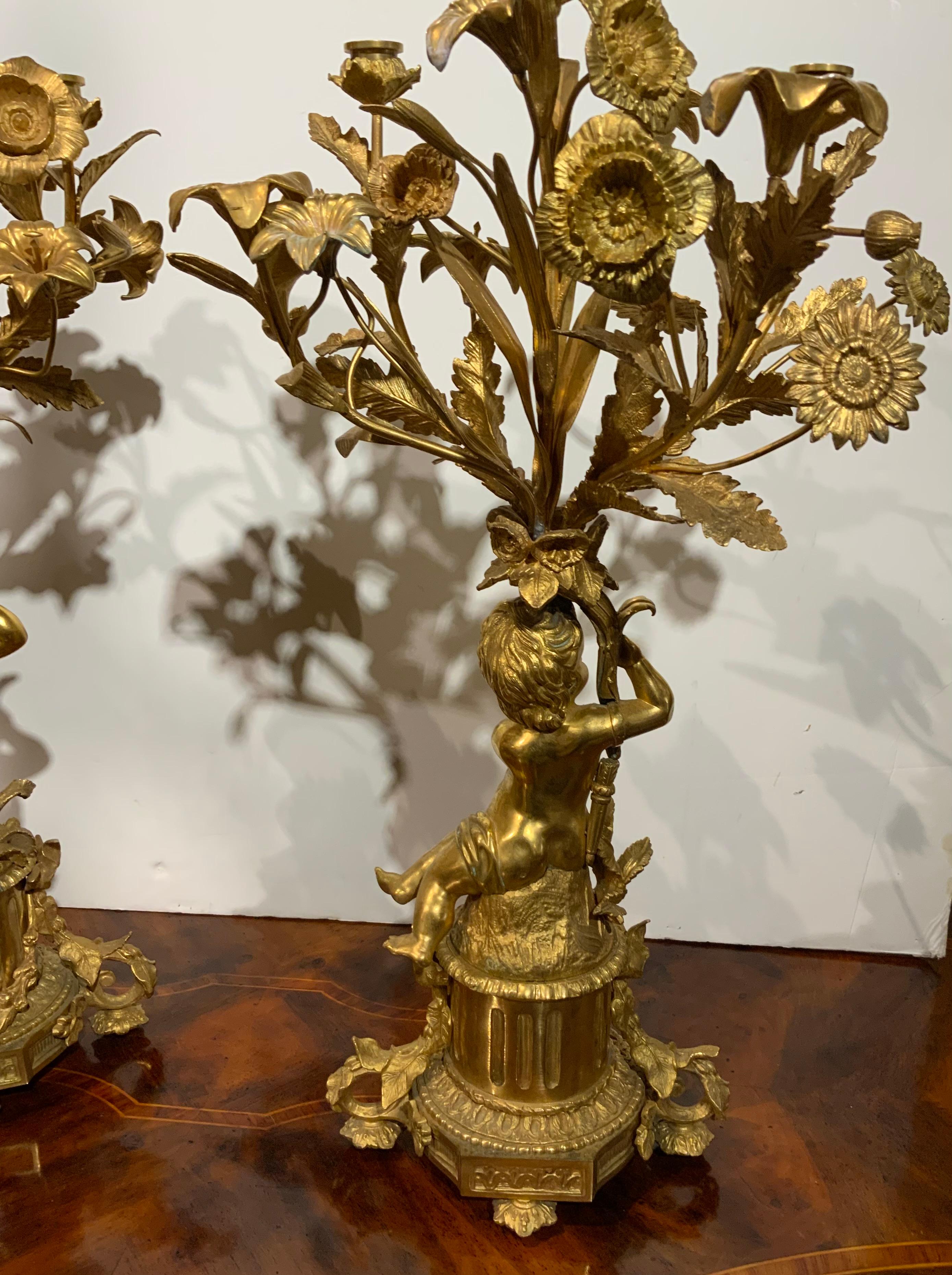 Paire de lampes à trois lumières en bronze doré, chacune avec des putti, malachite centrée à la base en vente 1
