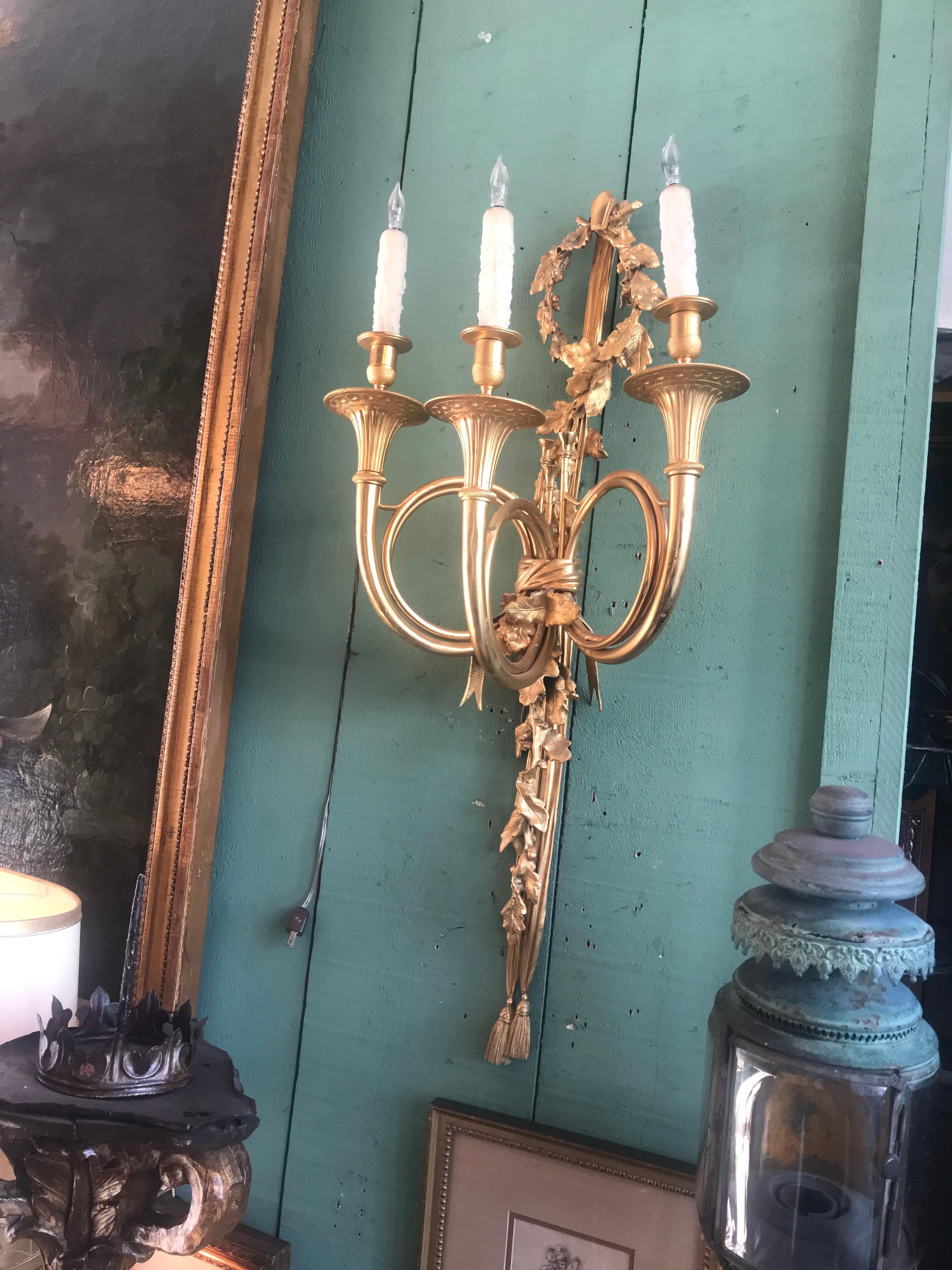 Pair Large Antique Wall Mount Light Sconces Gilt Bronze Hunt Trumpet Bronze Dore In Good Condition For Sale In West Hollywood, CA