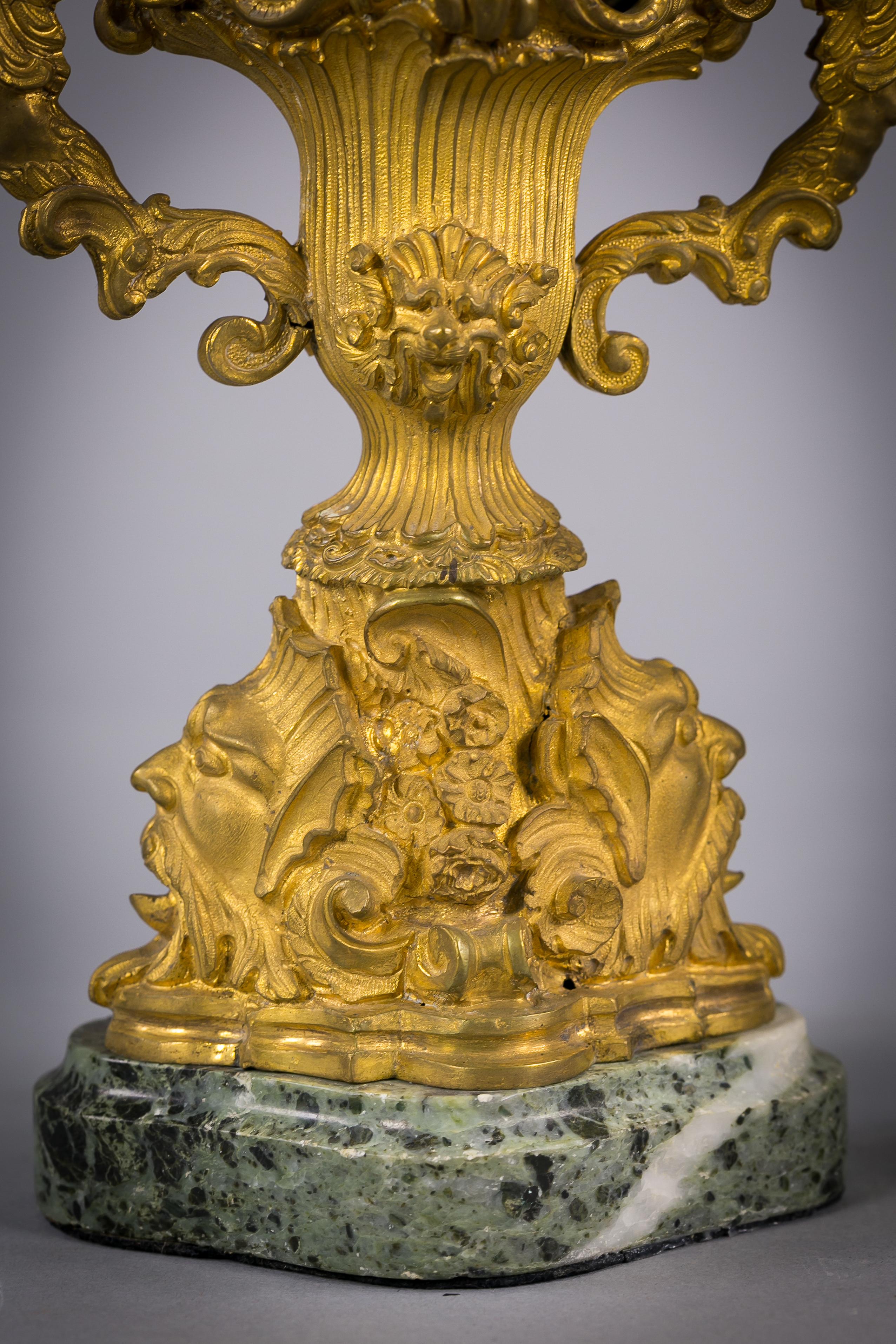 Paar vergoldete Bronzeurnen mit zwei Griffen auf Marmorsockeln:: französisch:: um 1890 im Zustand „Gut“ im Angebot in New York, NY