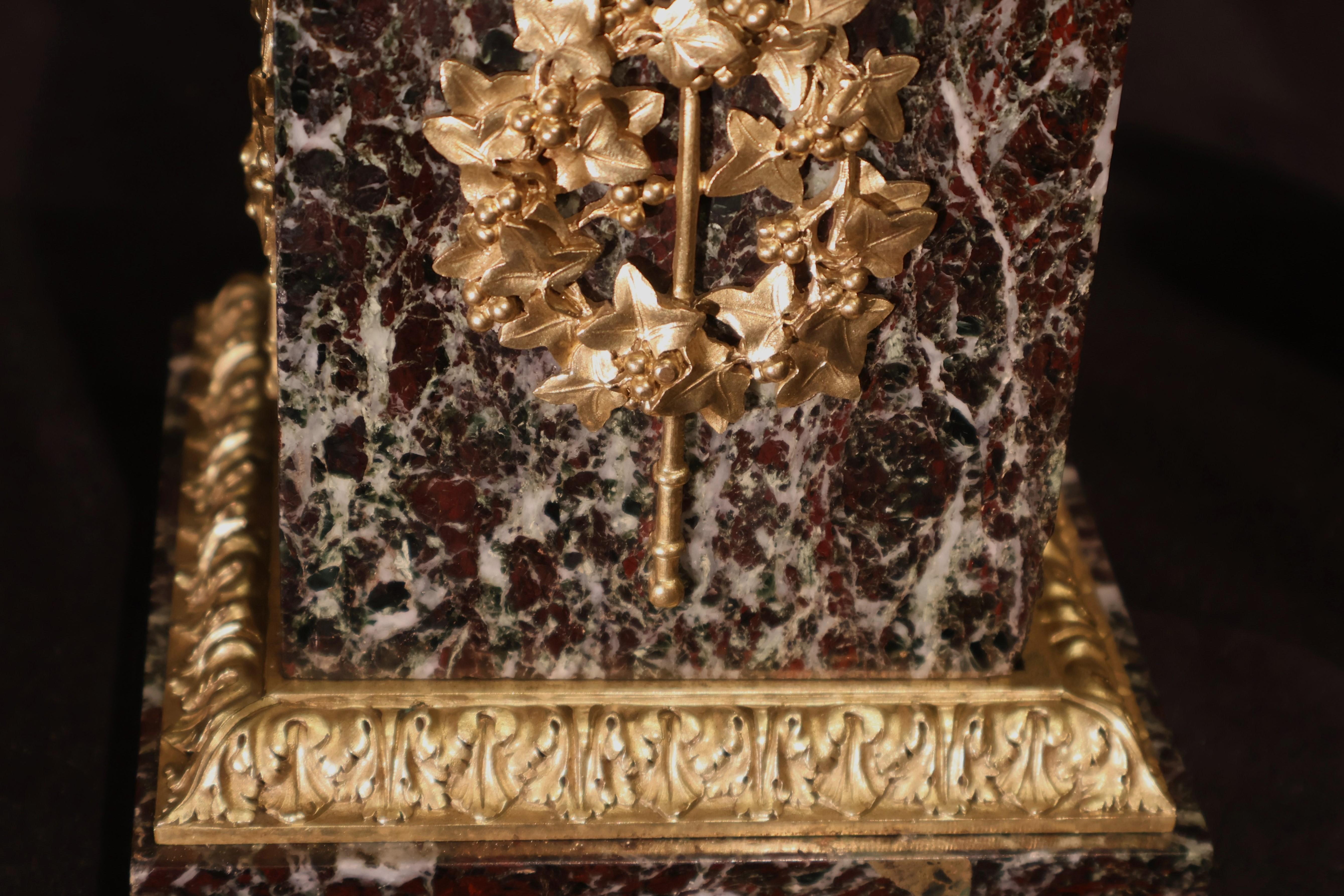 Paire d'urnes en bronze doré reposant sur un socle en marbre avec des montures en bronze doré.  Bon état - En vente à Atlanta, GA