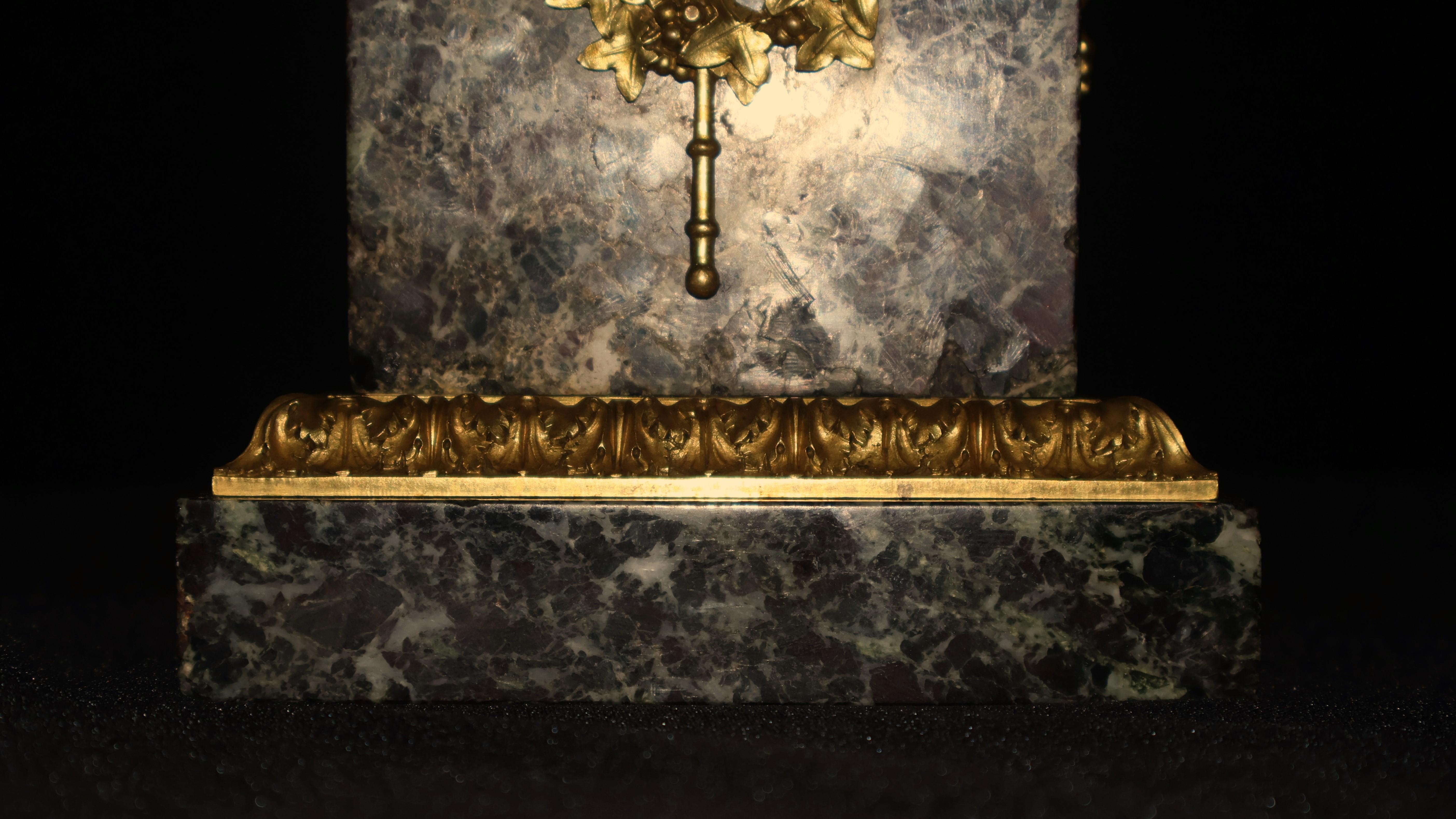 Fin du XIXe siècle Paire d'urnes en bronze doré reposant sur un socle en marbre avec des montures en bronze doré.  en vente