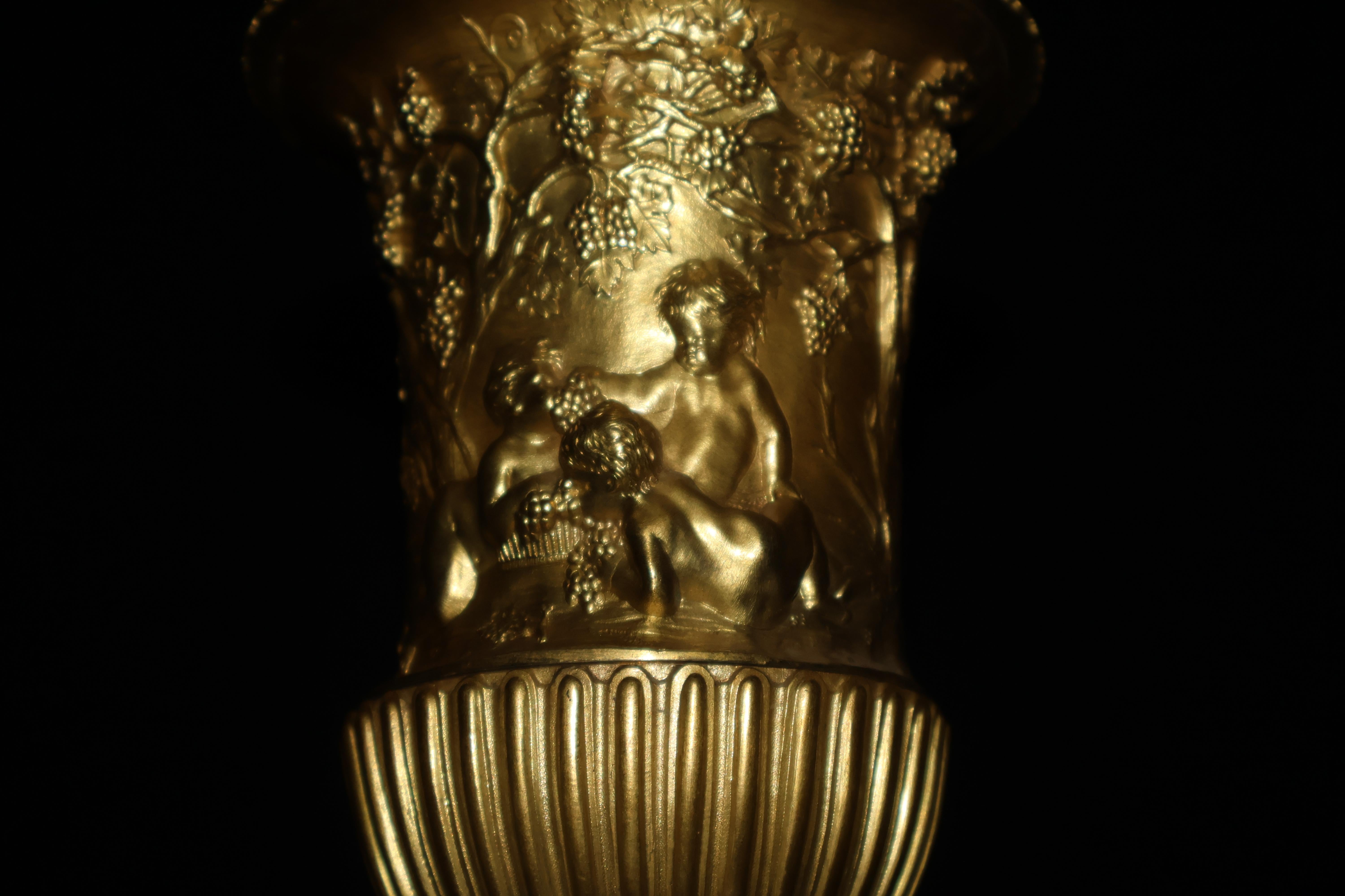 Paire d'urnes en bronze doré reposant sur un socle en marbre avec des montures en bronze doré.  en vente 1