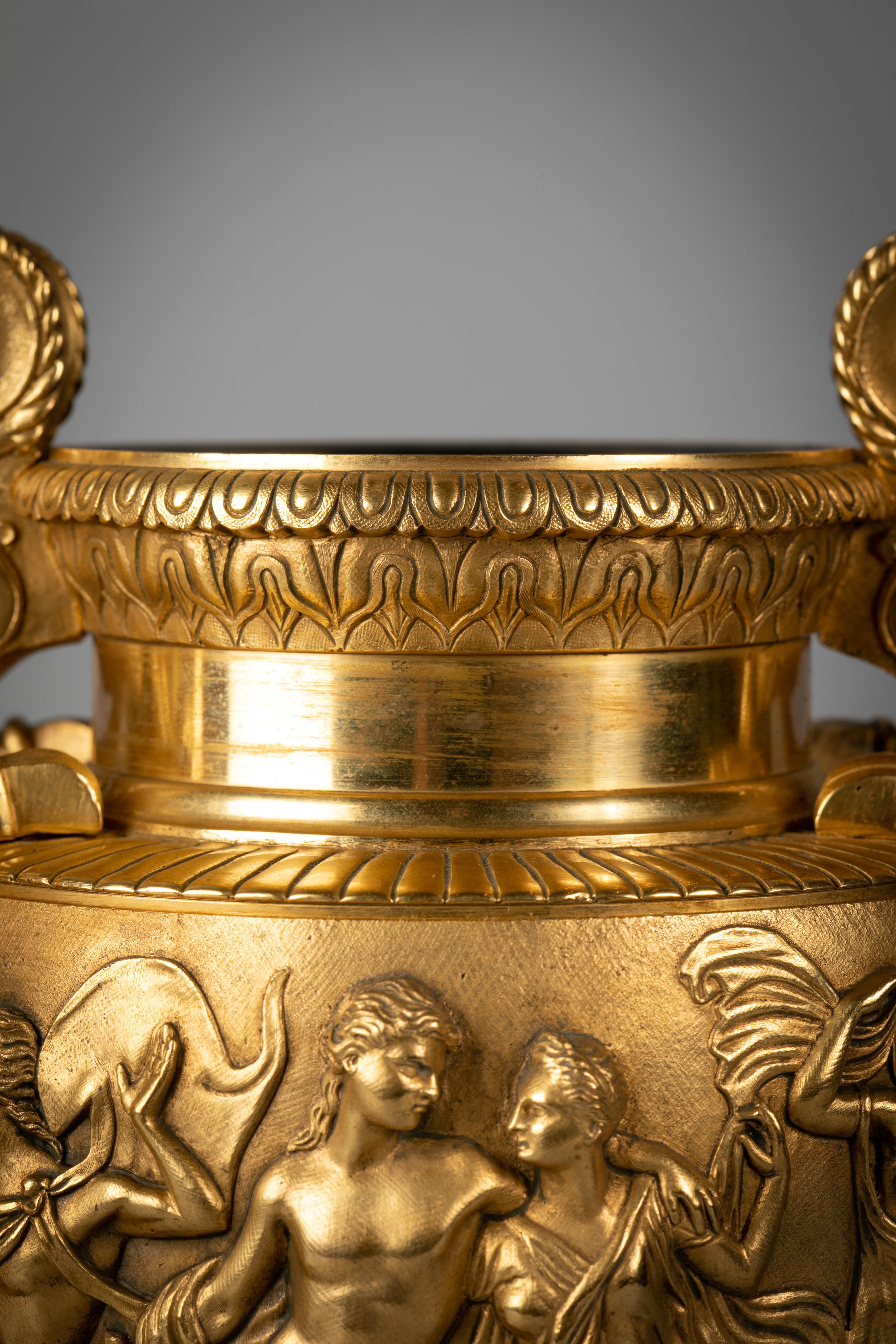 Fin du XIXe siècle Paire de vases en bronze doré sur socle en marbre, vers 1870 en vente