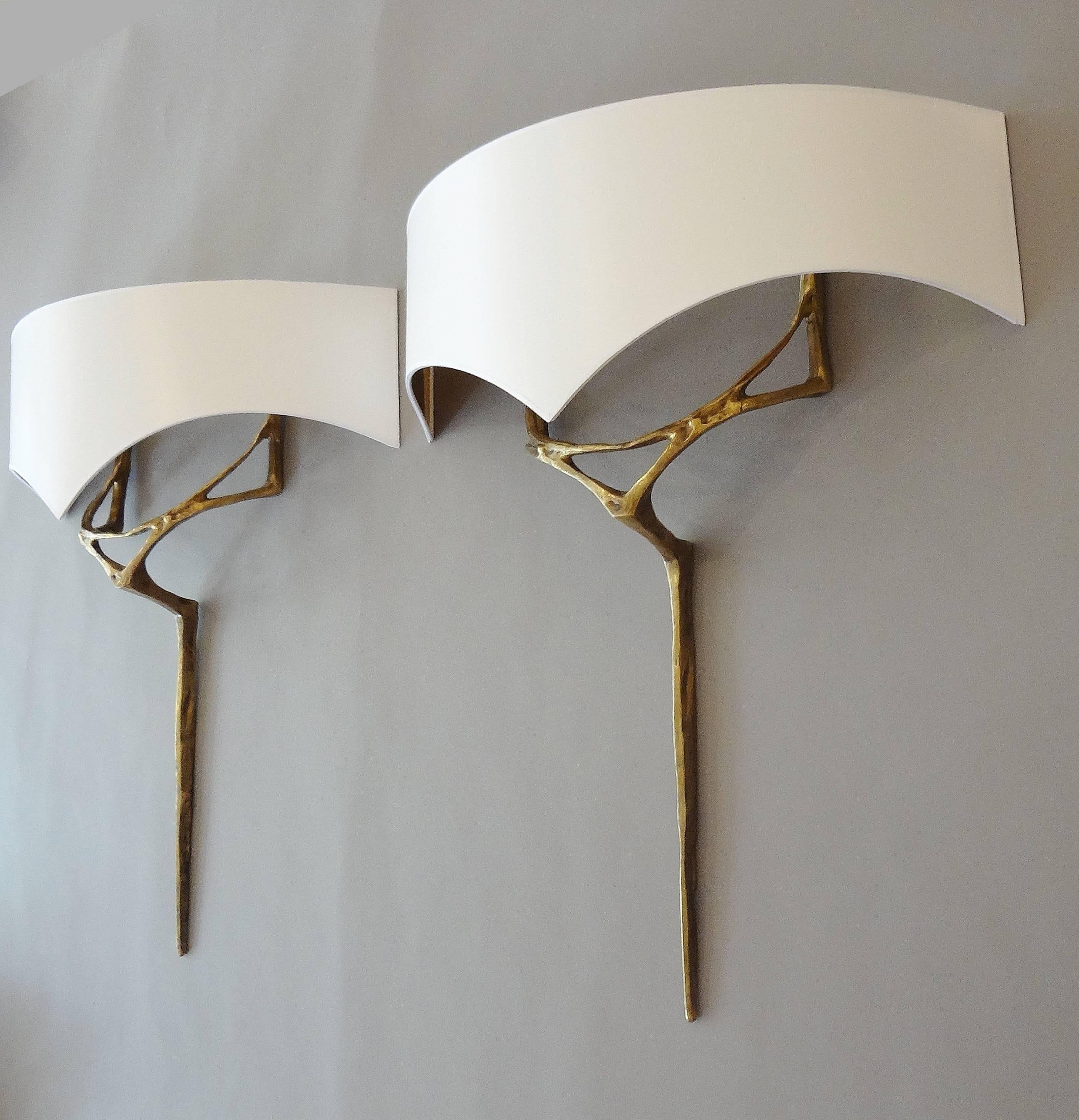 Félix Agostini (1910-1980)
Pair of gilt bronze sculpted wall-sconces called Erato,
with a white card shade, gilt inside.
Measures: bronze height 58 x width 5 x depth 10 cm.
Shade height 20 x length 52 x depth 19 cm.3.

