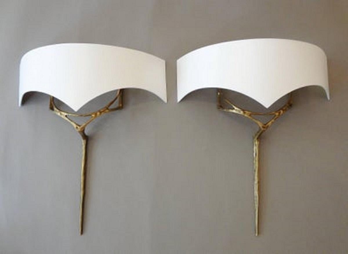 Félix Agostini (1910-1980)
Pair of gilt bronze sculpted wall-sconces called Erato,
with a white card shade, gilt inside.
Measures: bronze height 58 x width 5 x depth 10 cm.
Shade height 20 x length 52 x depth 19 cm.3.
 
