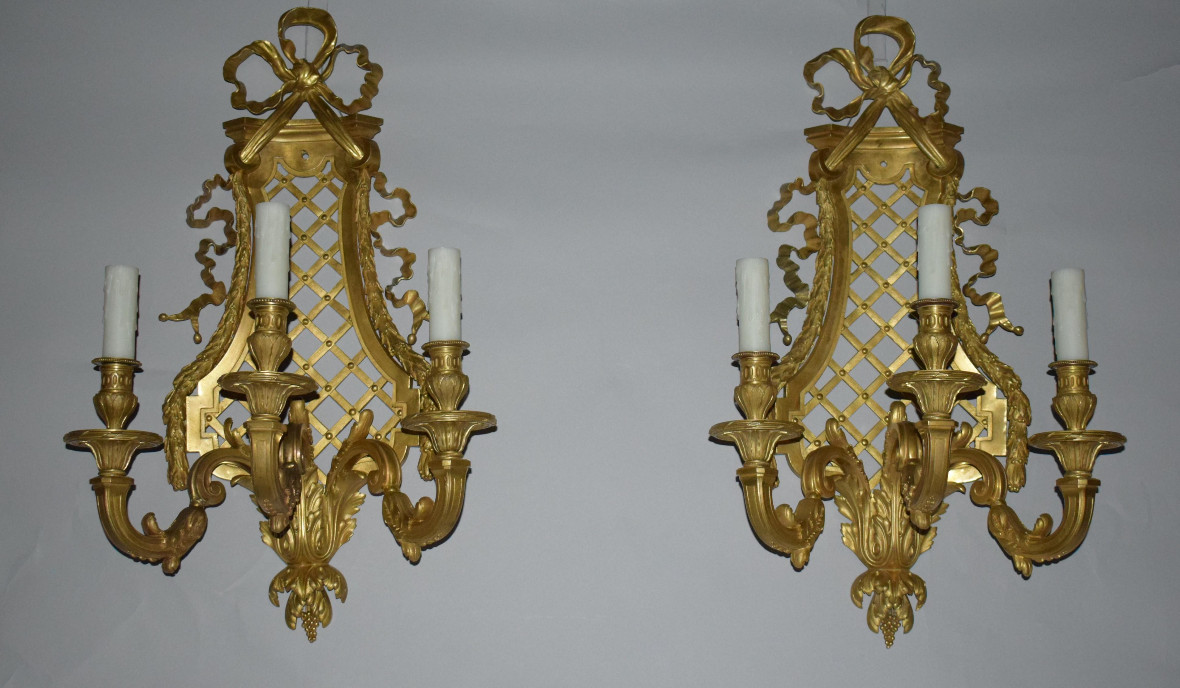 Wandleuchter aus vergoldeter Bronze von Henri Vian, Paar (Louis XVI.) im Angebot