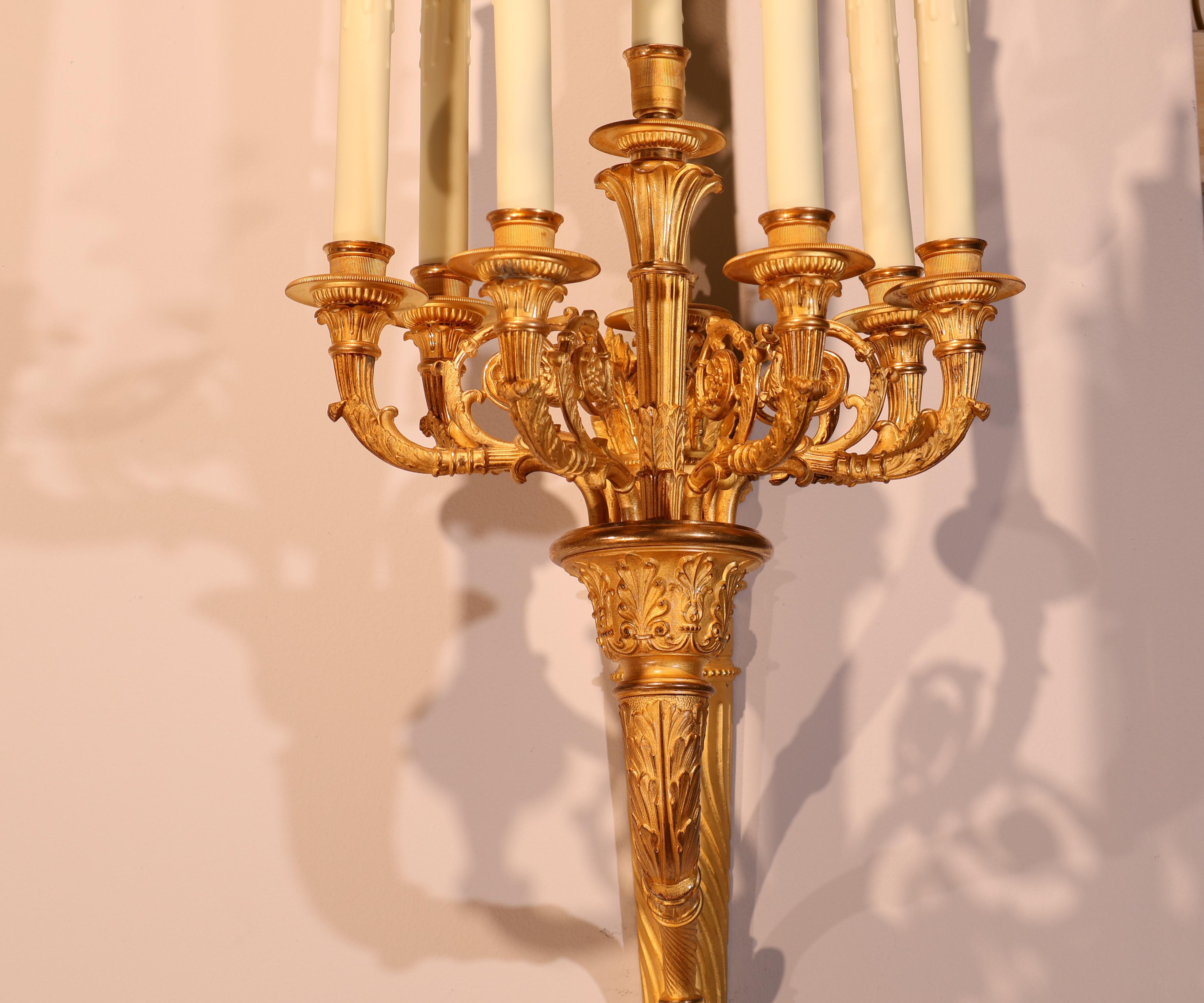 Ein sehr schönes Paar Wandleuchter aus vergoldeter Bronze im Empire-Stil. Tolles Detail.
Originalvergoldung. Frankreich, um 1900. Je 2 Lichter
Abmessungen: Höhe  24