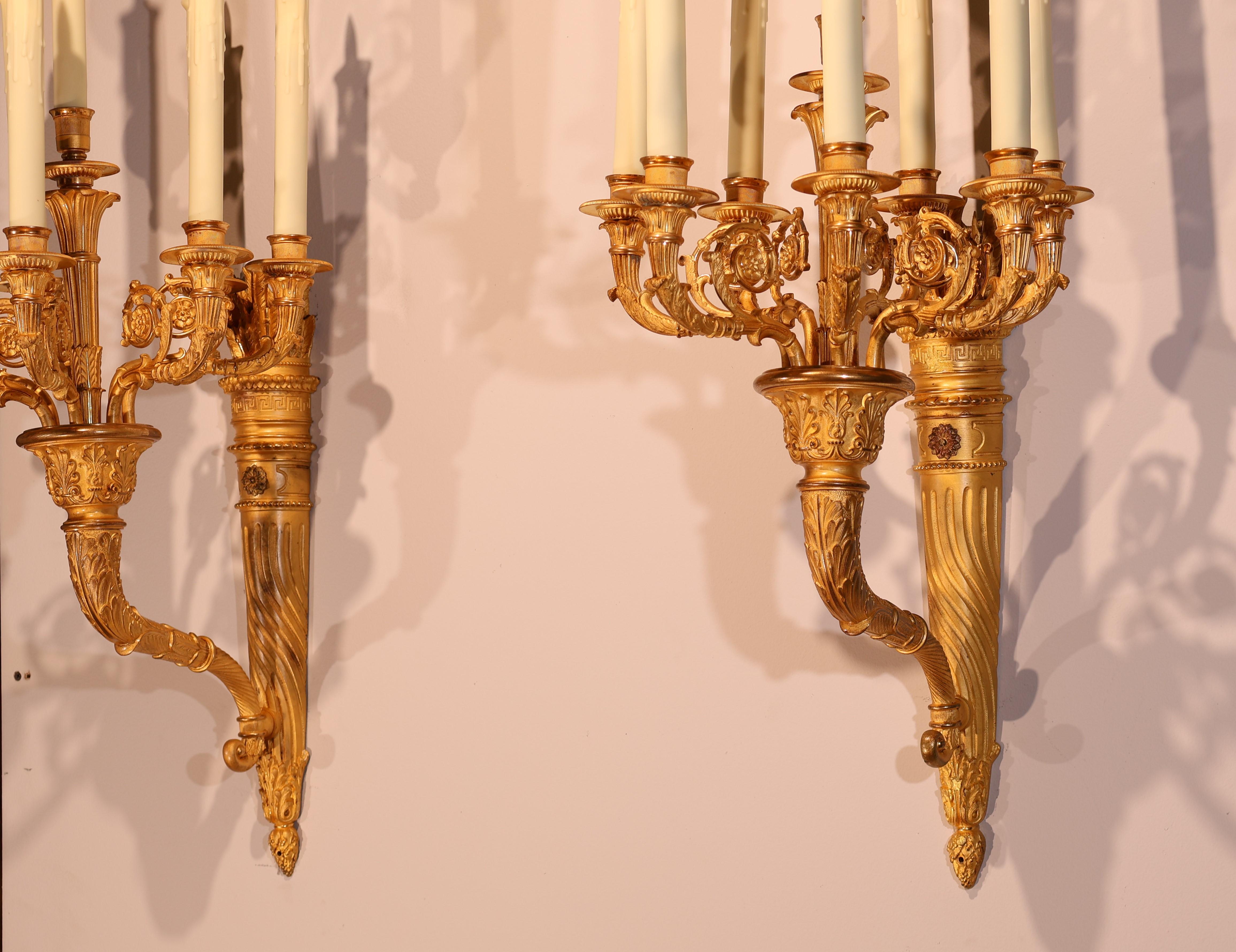 Paar Wandleuchter aus vergoldeter Bronze (Empire) im Angebot