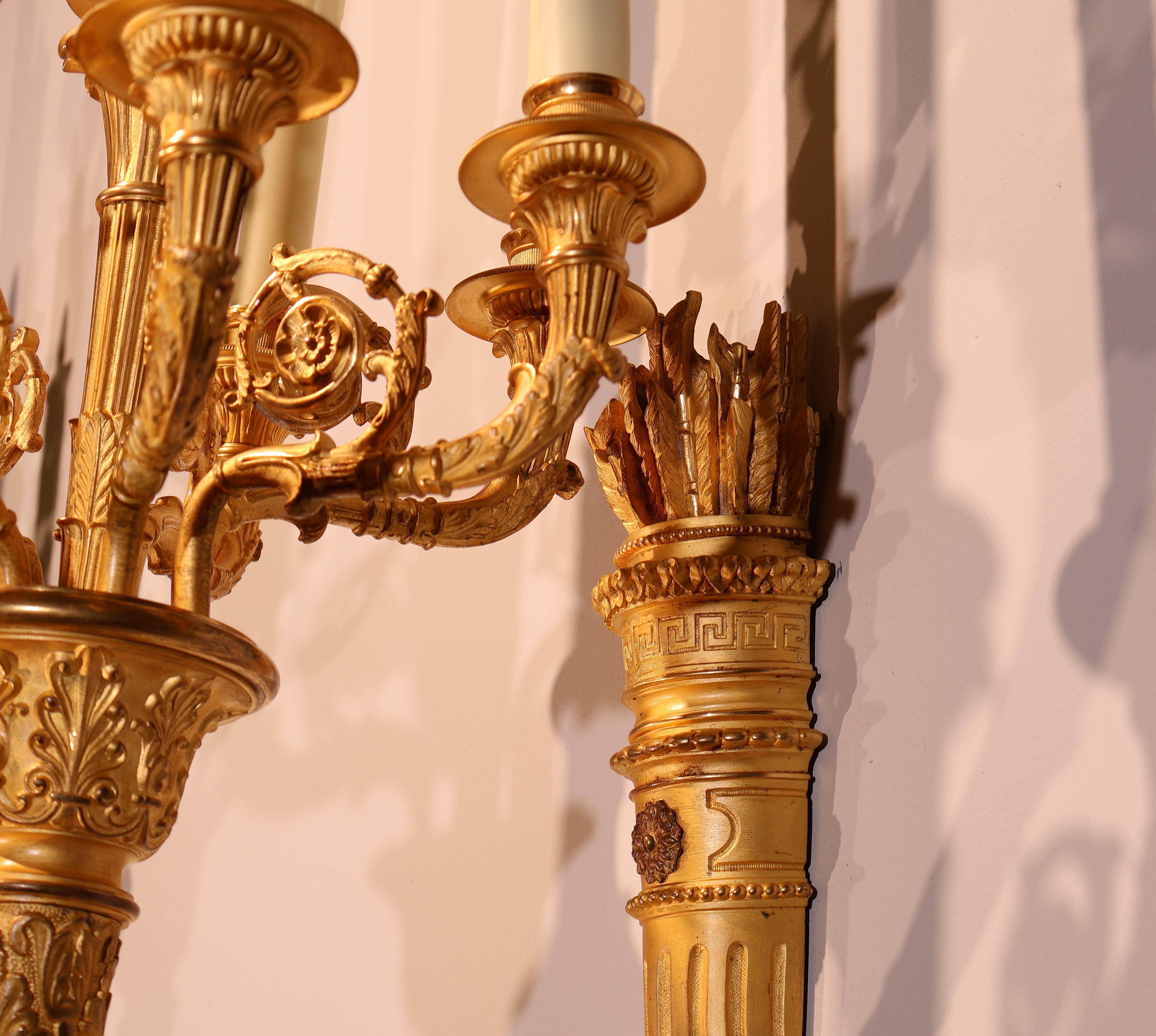 Paar Wandleuchter aus vergoldeter Bronze (Französisch) im Angebot