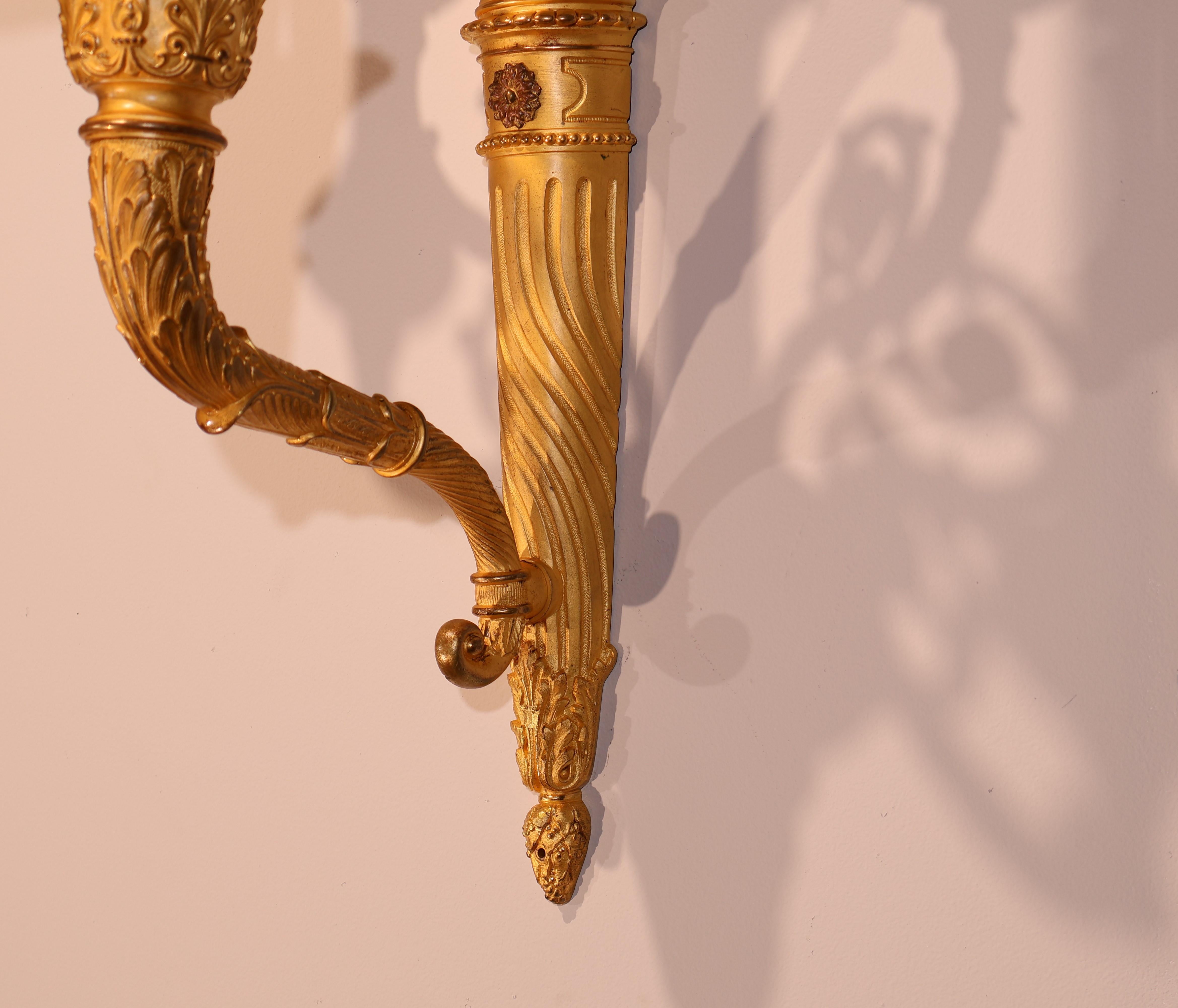 Paar Wandleuchter aus vergoldeter Bronze (Vergoldet) im Angebot