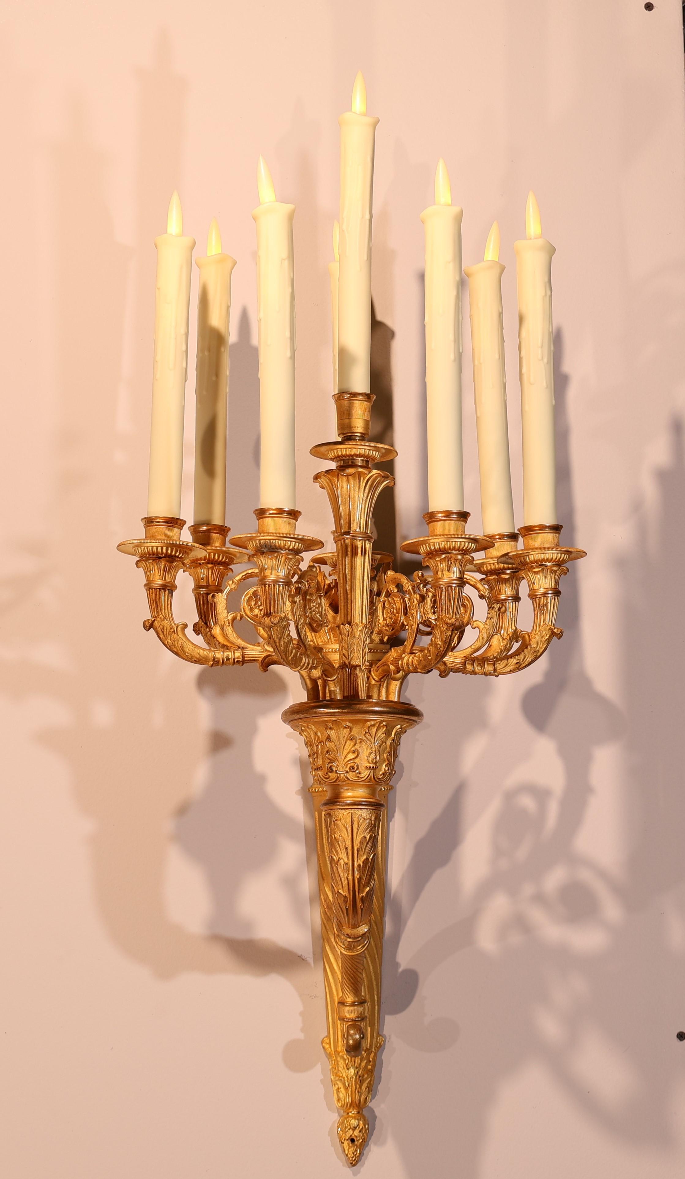Paar Wandleuchter aus vergoldeter Bronze im Angebot 1