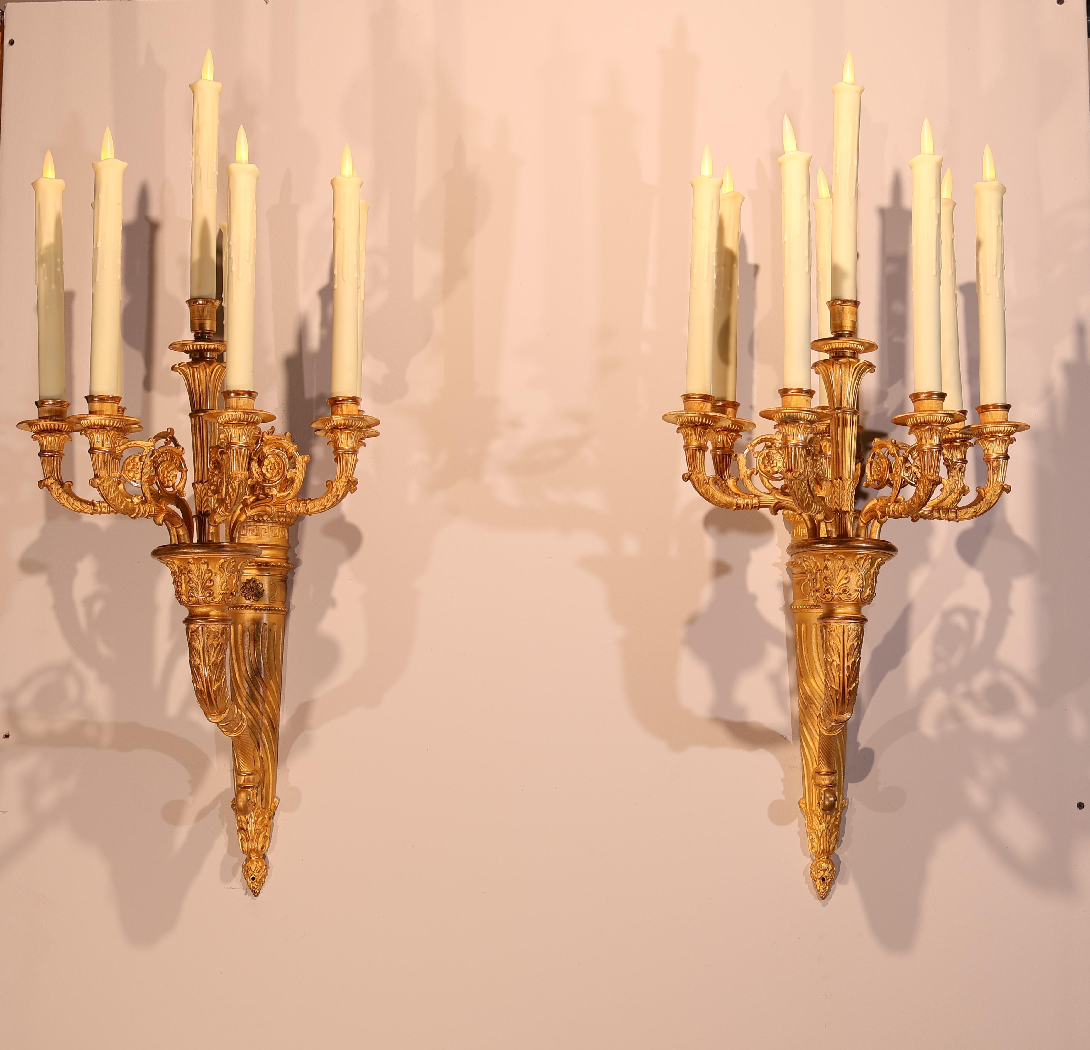 Paar Wandleuchter aus vergoldeter Bronze im Angebot 2