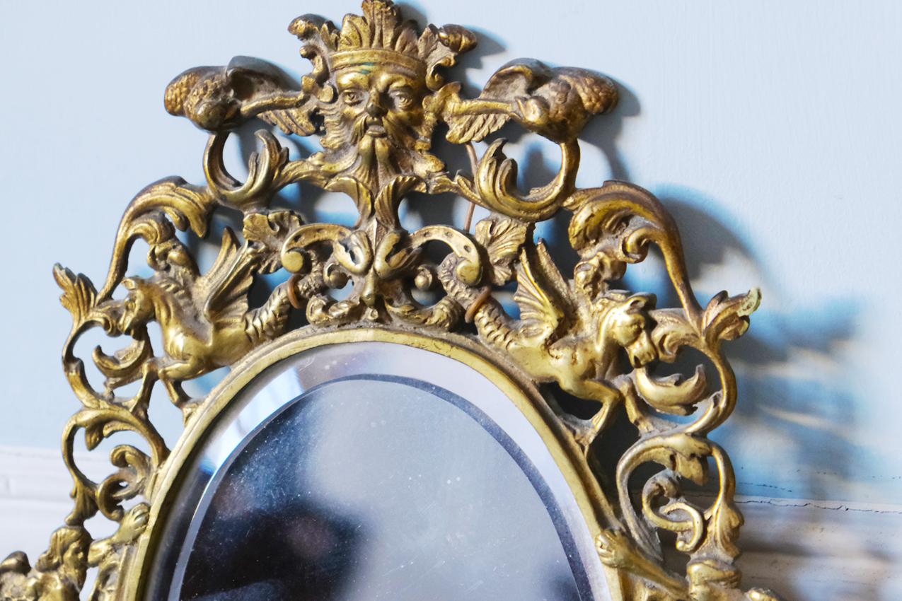 Louis XVI Paire de scones en miroir sculptés et dorés Fin du 19e ou début du 20e siècle en vente