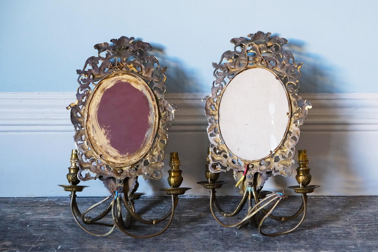 Doré Paire de scones en miroir sculptés et dorés Fin du 19e ou début du 20e siècle en vente