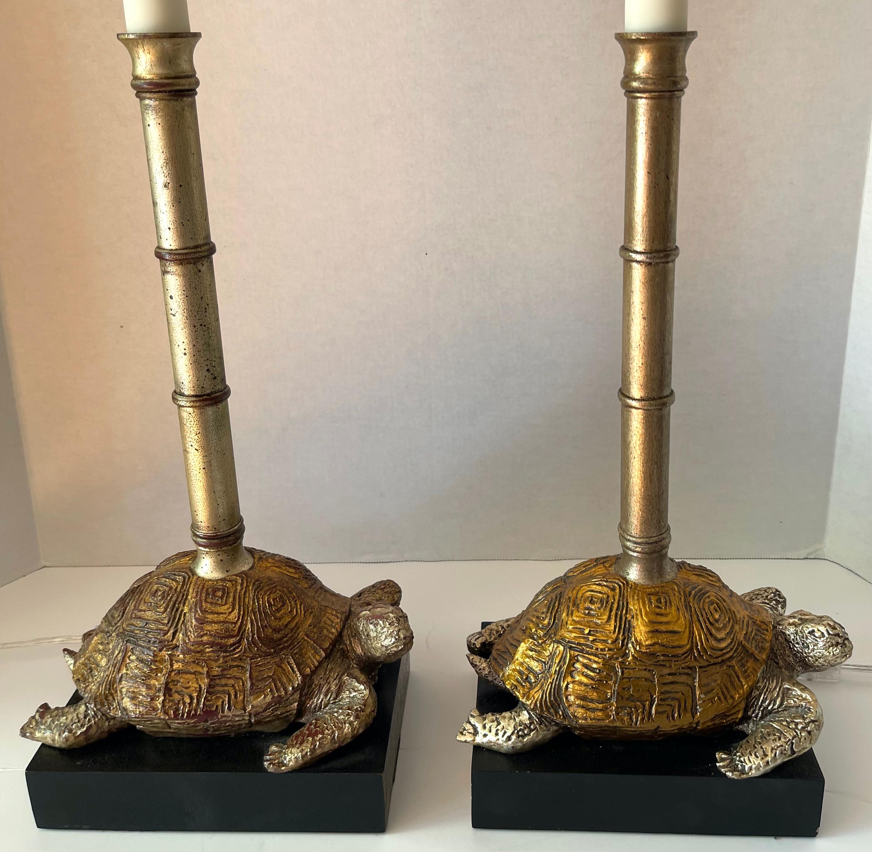 Hollywood Regency Coppia di lampade a tartaruga in finto bambù dorato con paralume in vendita