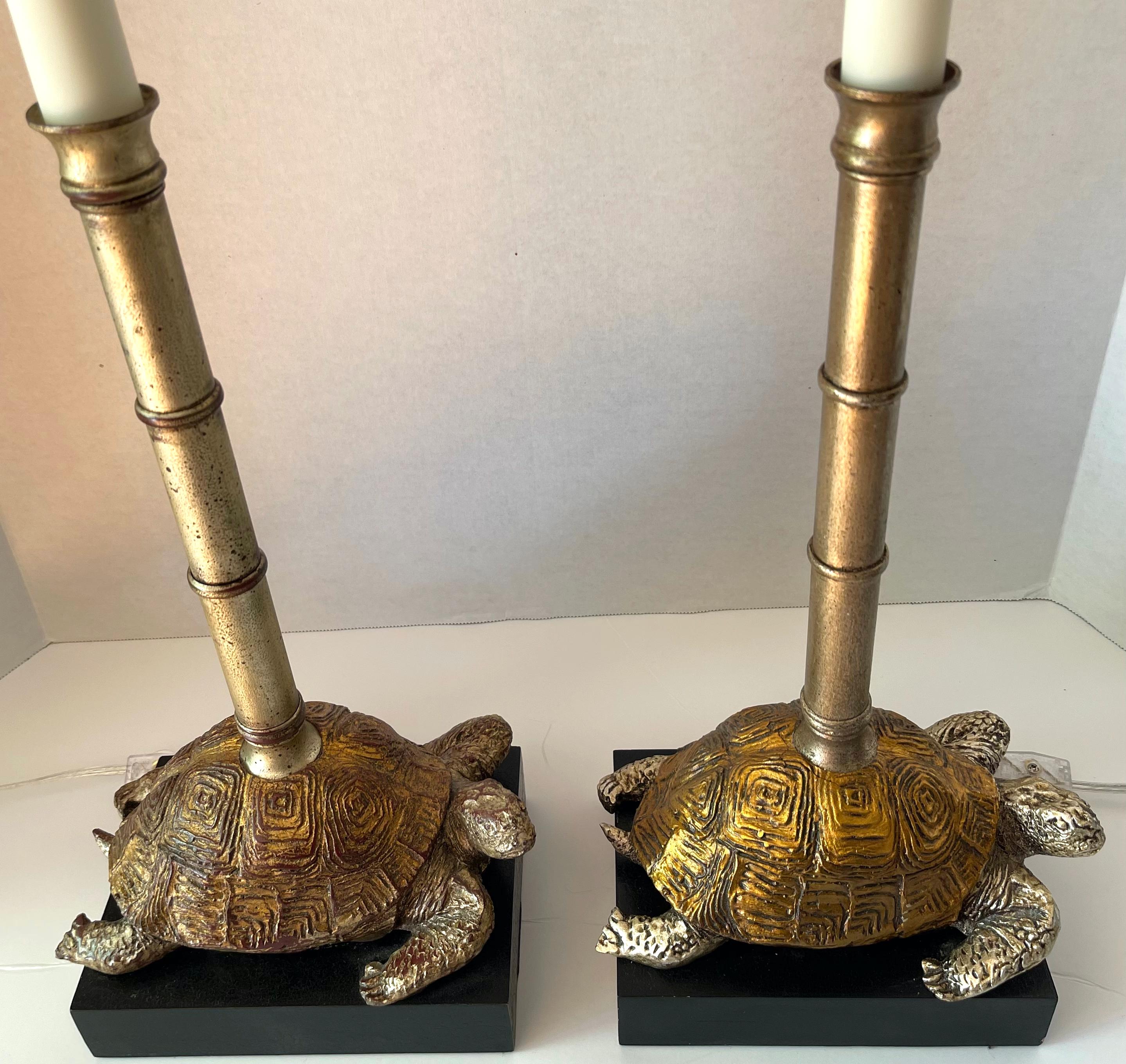 Americano Coppia di lampade a tartaruga in finto bambù dorato con paralume in vendita